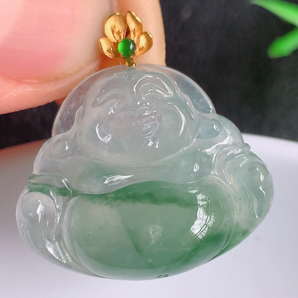 18k金扣冰润飘花佛公挂件 玉质细腻  精雕弥勒佛，笑佛福耳垂肩，面相喜庆，开怀大笑，憨态可掬。惟妙惟肖，寓意福禄双全，吉祥美满，笑口常开 W42.21  尺寸：20-24.3-6.5mm
