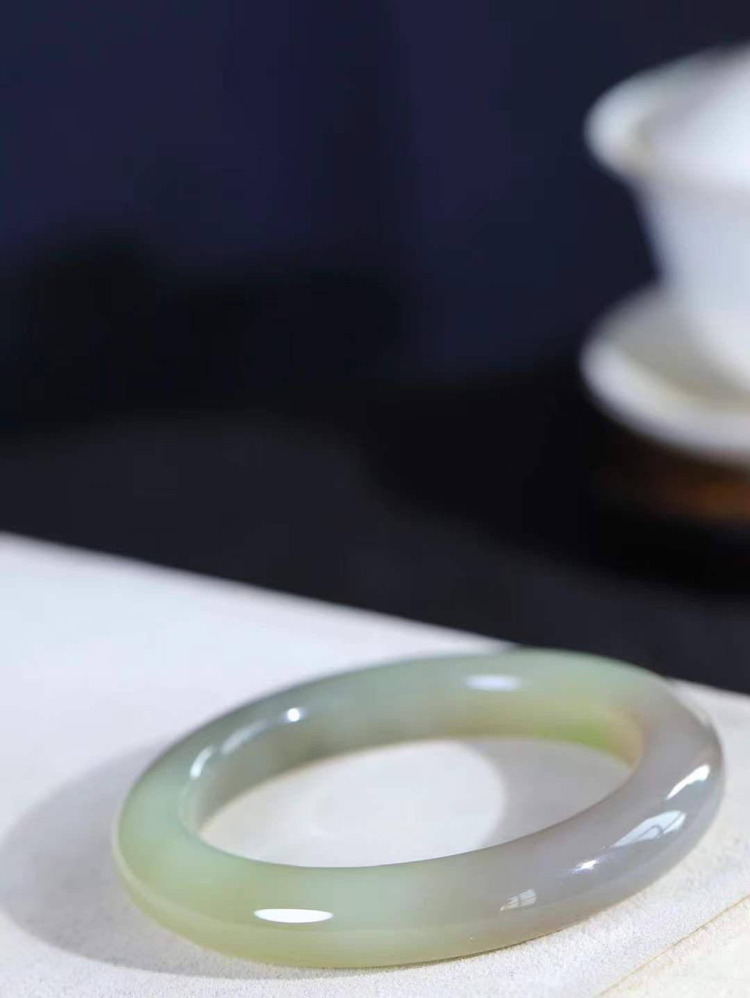 【情有独钟.手镯】

精品和田玉三色手镯 玉质温润细腻 油性十足 手感舒适，高华雅逸，线条流畅，简