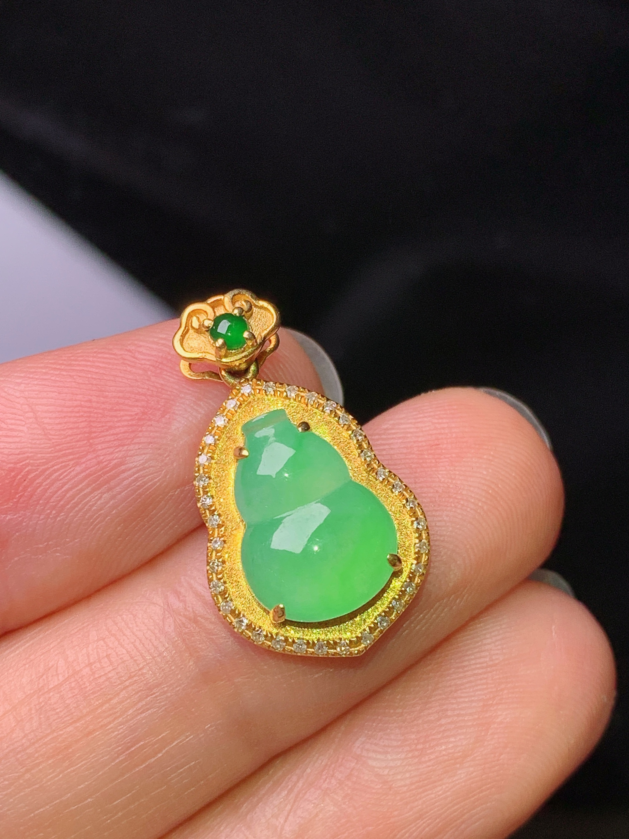 18k金钻镶嵌翠绿葫芦吊坠 玉质细腻 色泽艳丽清新 水润亮眼 整体尺寸21*12.5*6c1
