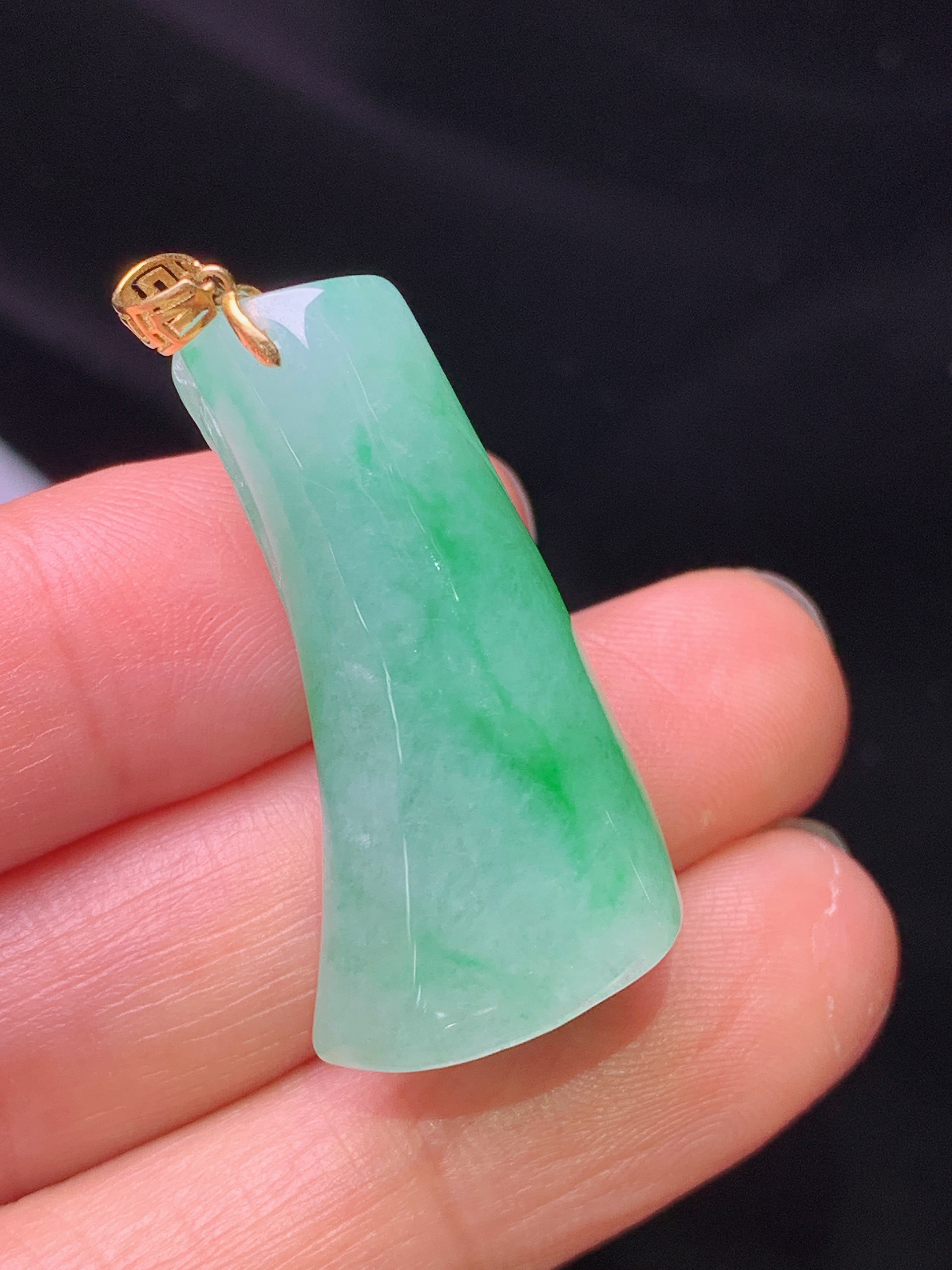 18k金镶嵌翠绿竹节吊坠 玉质细腻 色泽艳丽清新 水润亮眼 整体尺寸31.5*16*10.8m1