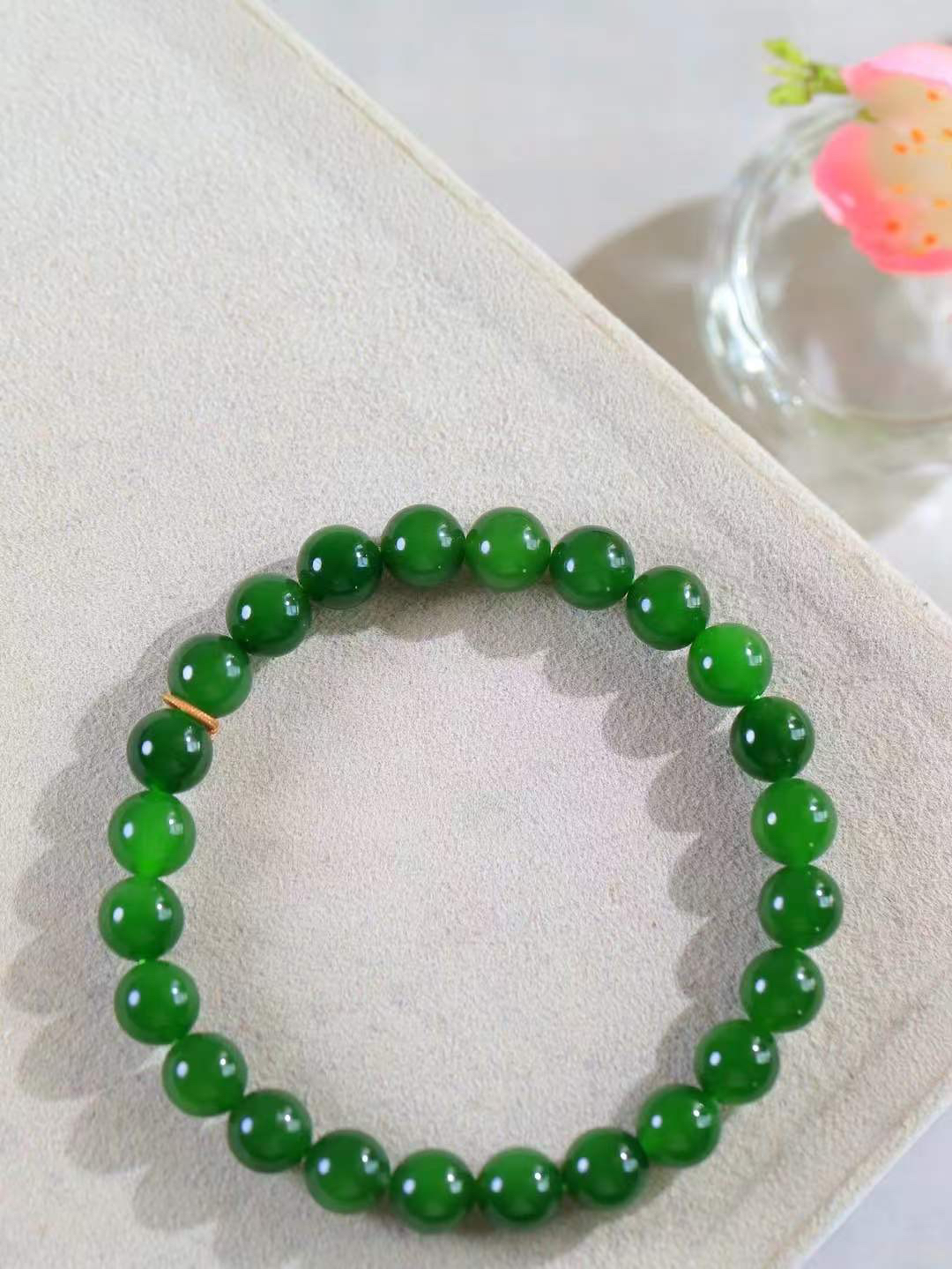 【珠圆玉润.手串】

精品️和田玉碧玉珠圆玉润手串 玉质温润细腻  整串打磨圆润，佩戴舒适。珠珠落玉盘，间关莺语花底滑，一生美好时光，无论身在何处，都有它相伴相守。事事顺遂，幸福美满，吉祥如意。重19.4克 尺寸取一8mm  FDA-22362233