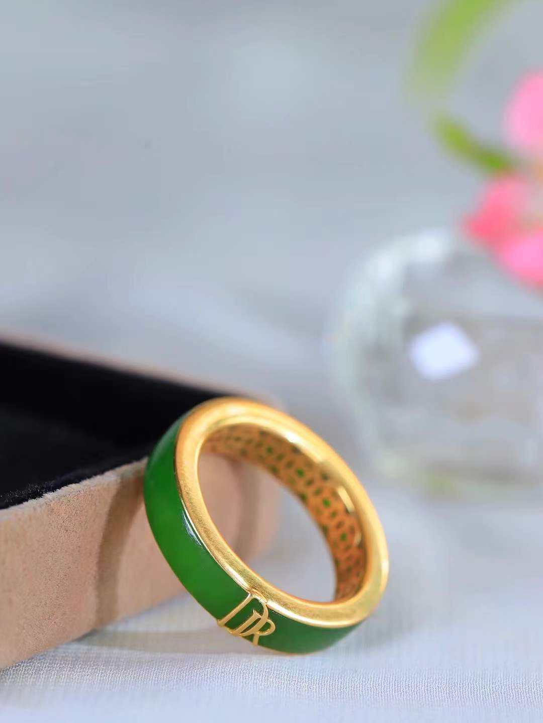 【金镶玉.戒指】

精品和田玉碧玉18k金镶嵌戒指 玉质细腻温润 油性十足 ，不论时光如何流转变化，