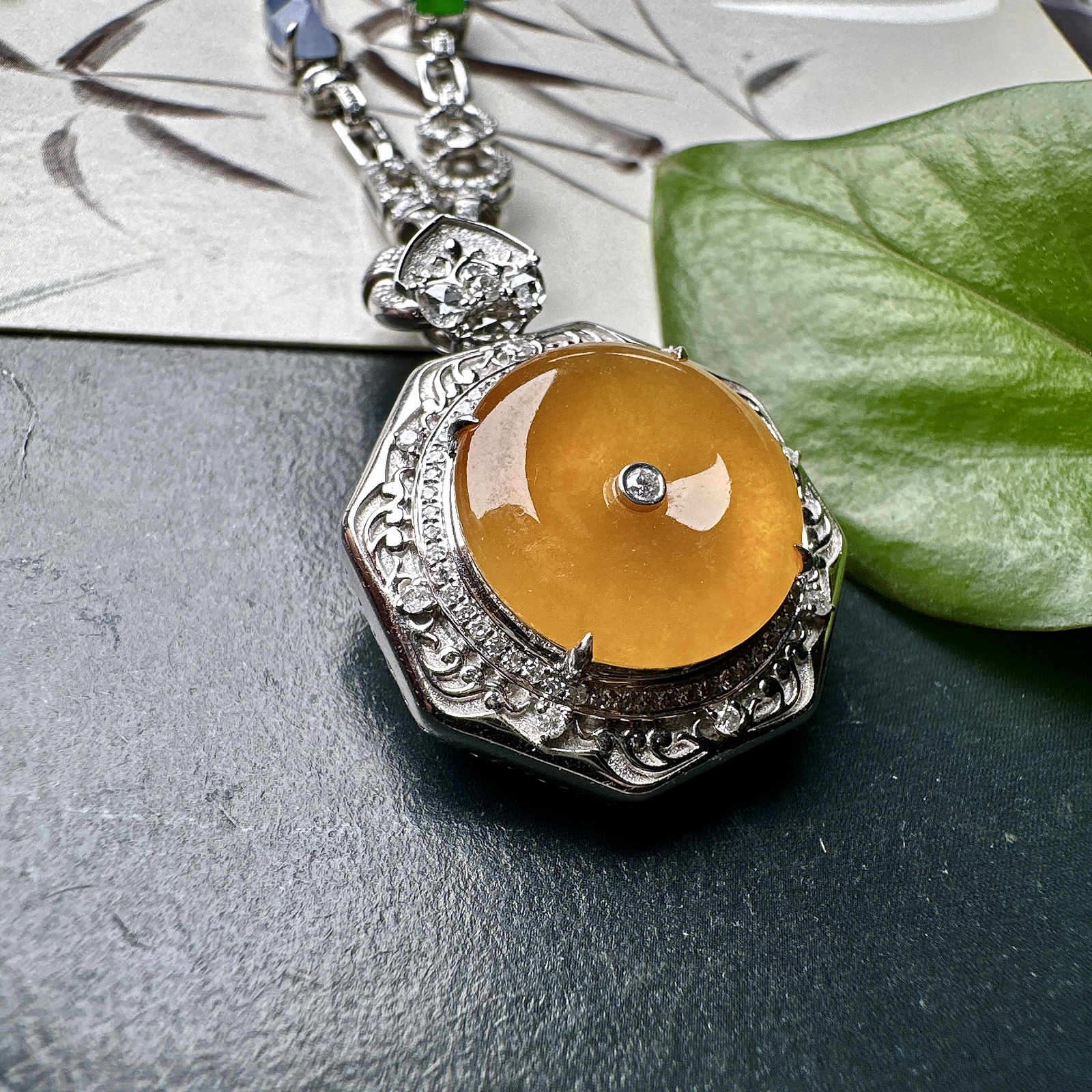 【冰种黄翡平安扣吊坠】质地非常细腻，冰润十足，种老冰透，18k金钻镶嵌，裸石尺寸15*3毫米，收藏品