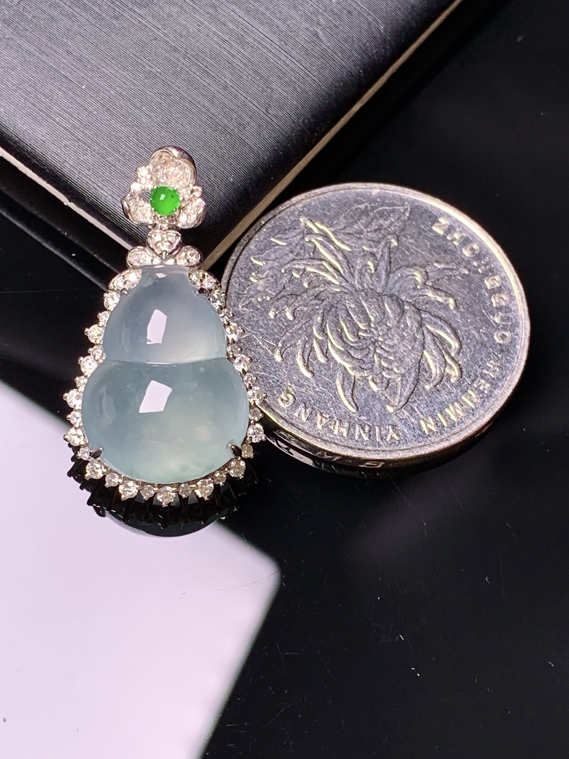 18k金钻镶嵌冰种葫芦吊坠 玉质细腻 色泽艳丽清新 水润亮眼 整体尺寸27*15*9.3c1