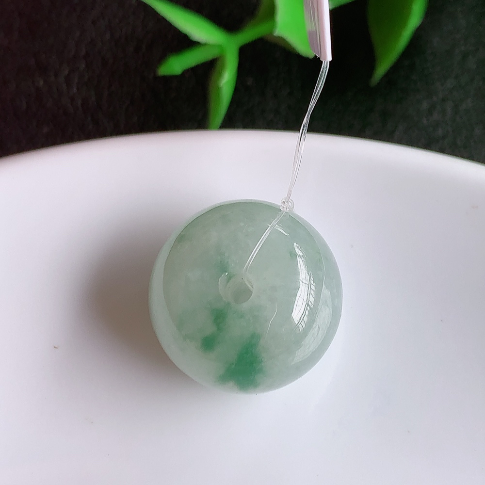 冰润飘花路路通翡翠吊坠  款式新颖时尚，日常百搭的款。满满的份量感  清秀高雅，上身效果优雅迷人！性价比超值  W49.21  尺寸：16.2-12.5mm