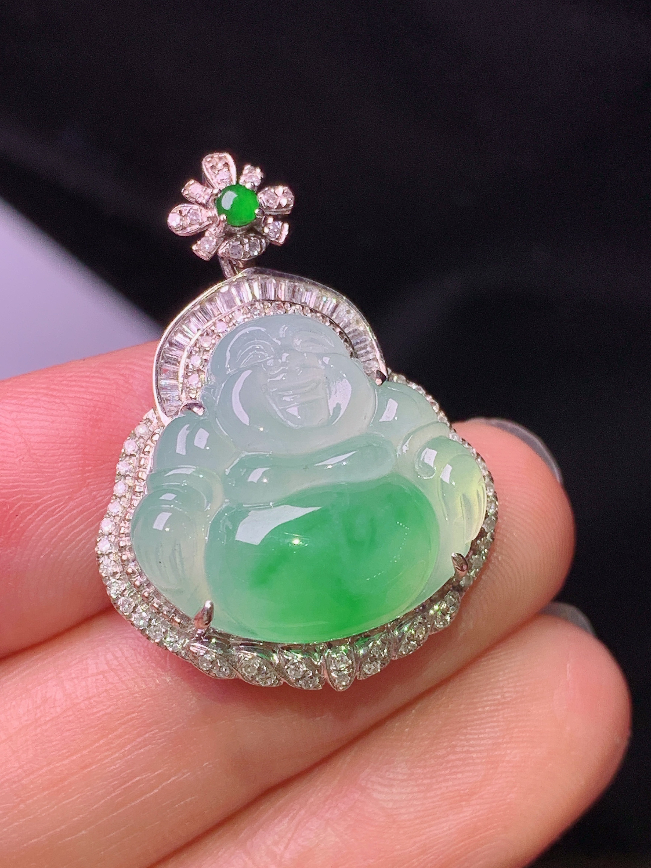 18k金钻镶嵌飘绿佛公吊坠 玉质细腻 色泽艳丽清新 水润亮眼 整体尺寸29.8*22.2*8.8f3