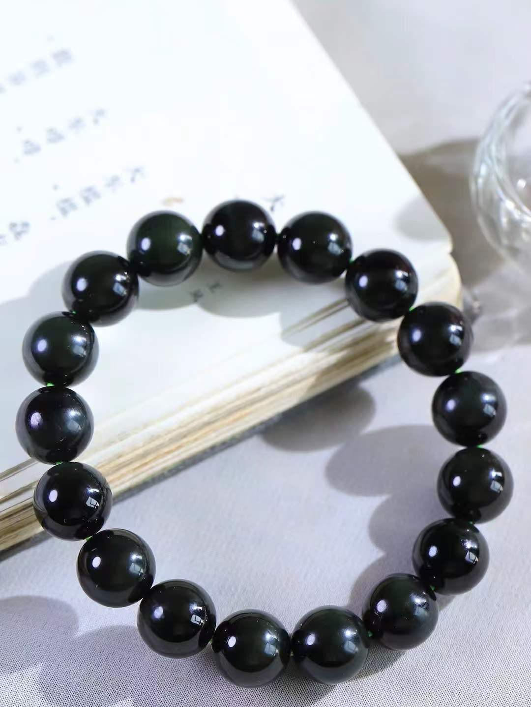 【珠圆玉润.手串】

精品和田玉黑碧玉珠圆玉润手串 玉质温润细腻  整串打磨圆润，佩戴舒适。珠珠落玉盘，间关莺语花底滑，一生美好时光，无论身在何处，都有它相伴相守。事事顺遂，幸福美满，吉祥如意。重46.5克 尺寸取一12mm FDL-16302200
