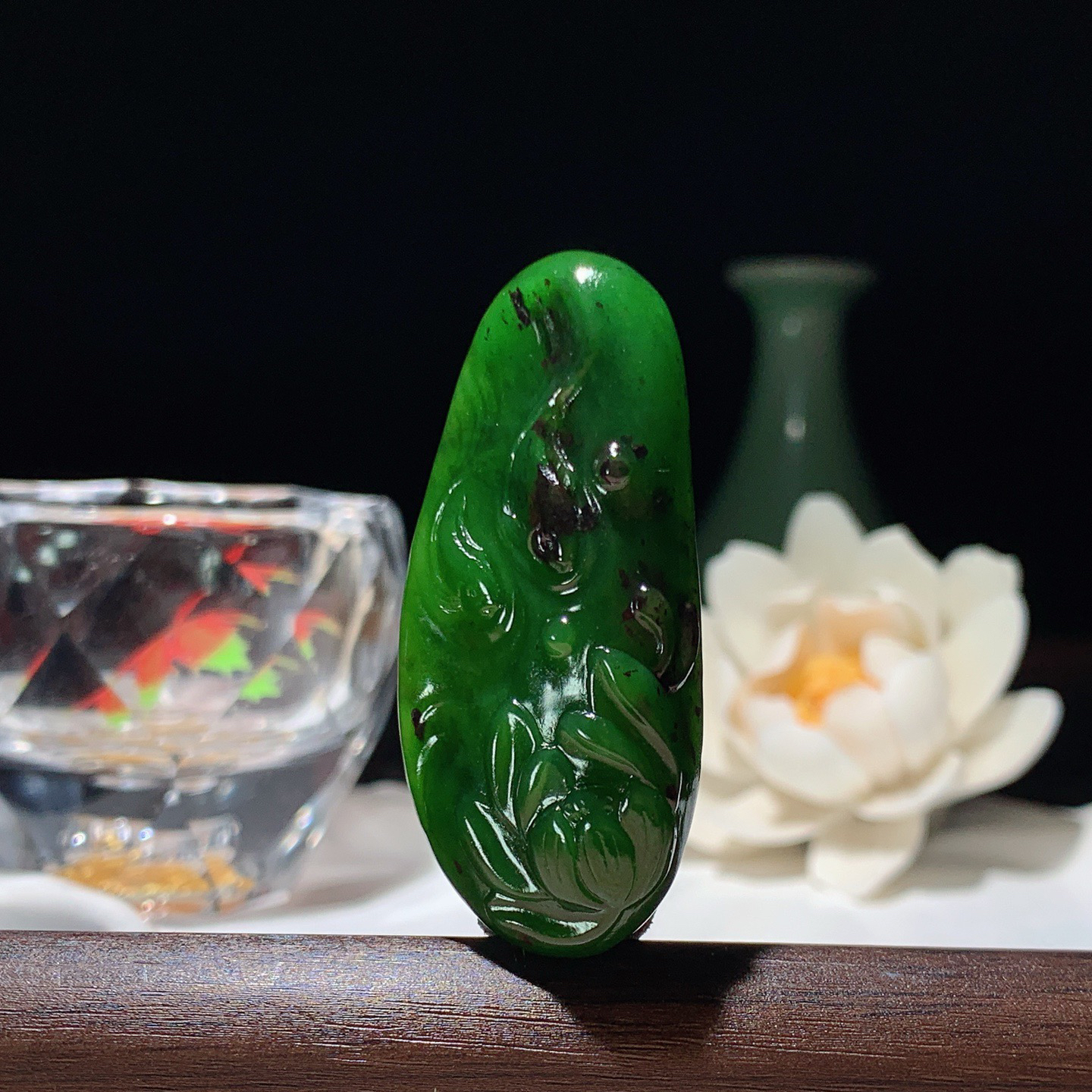 和田玉阳绿七号矿俄罗斯碧玉连年有余鱼挂件。尺寸49/23/8重15克 玉质细腻油润。手推出油。品相大