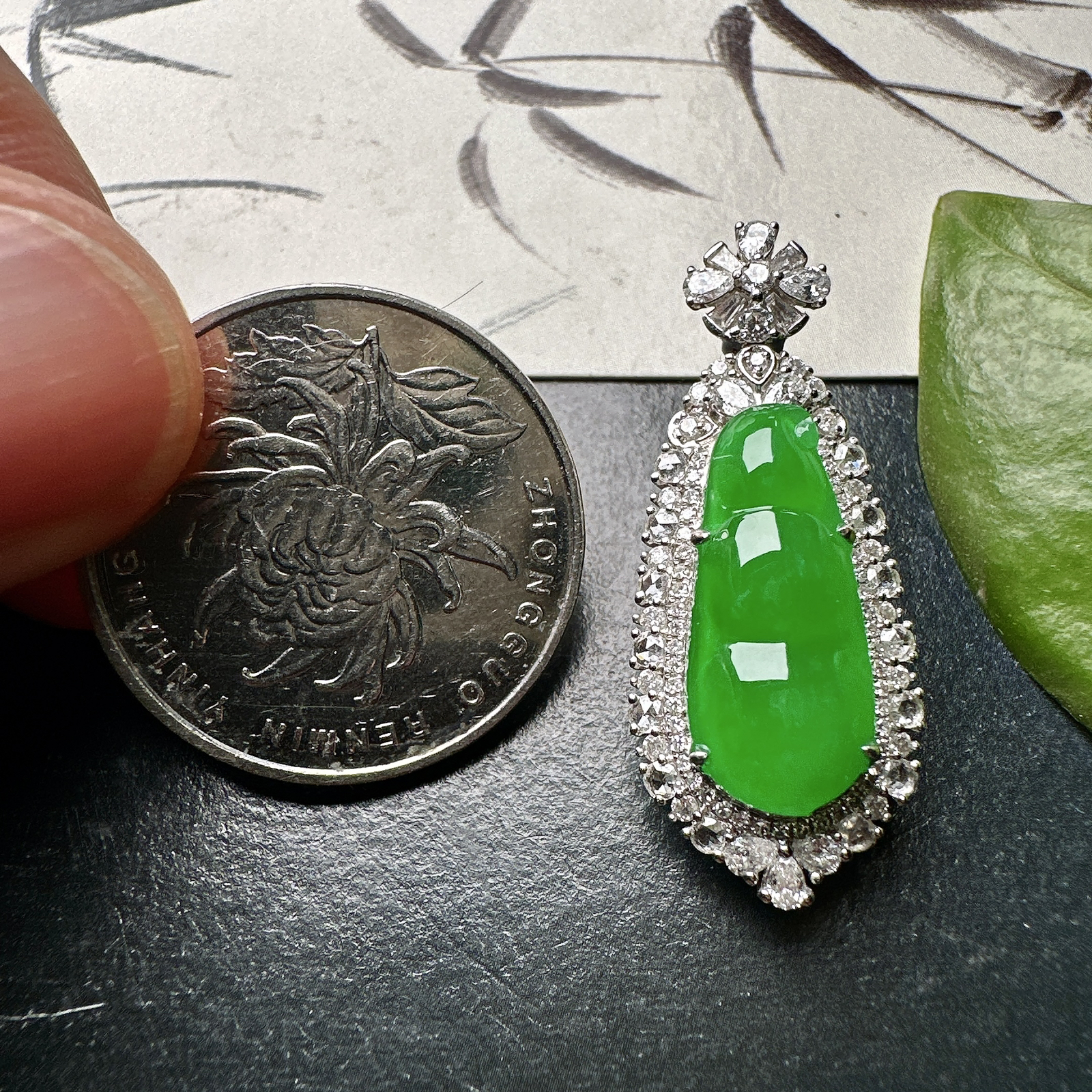 【冰种满绿福豆吊坠】种地上乘，冰感十足，通透起光，饱满圆润，收藏品质，18k金钻镶嵌，裸石尺寸18.6*8.3*3.6毫米