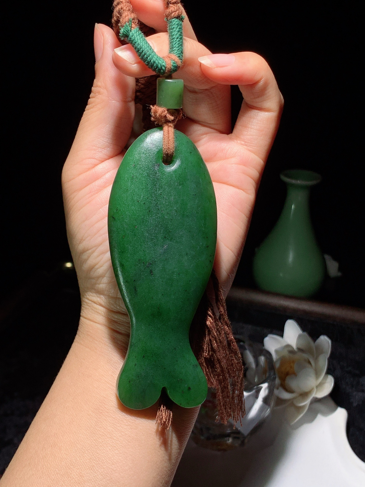 和田玉阳绿俄罗斯碧玉年年有余鱼把件 尺寸100/40/13重97.5克 玉质细腻油润。手推出油。品相大气 lt260321