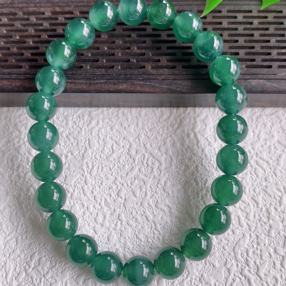 蓝冰翡翠圆珠手串，水水润润，珠圆玉润，颜色鲜艳，妙明清净，清秀高雅，佩戴效果优雅迷人！性价比超值 W