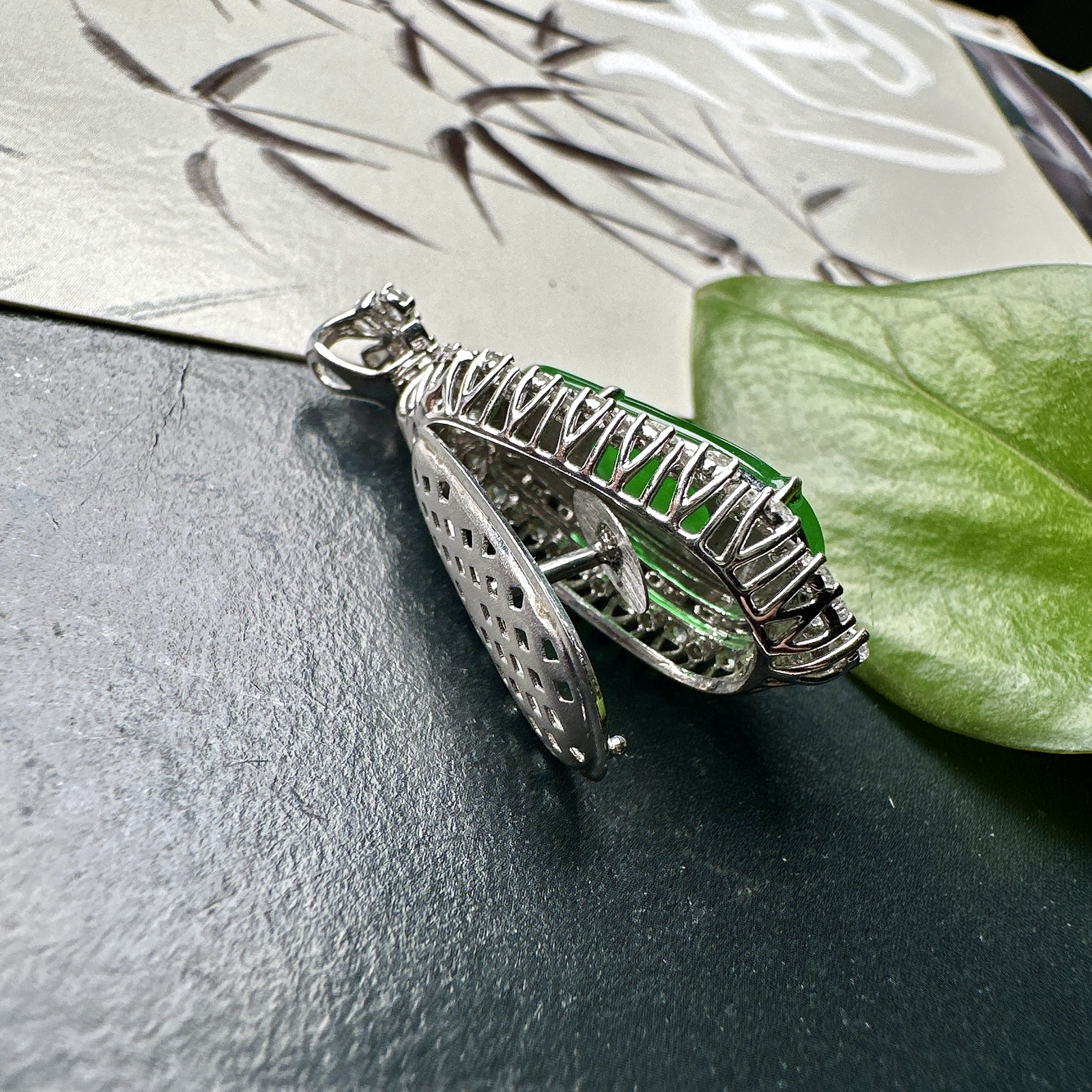 【冰种满绿福豆吊坠】种地上乘，冰感十足，通透起光，饱满圆润，收藏品质，18k金钻镶嵌，裸石尺寸18.6*8.3*3.6毫米