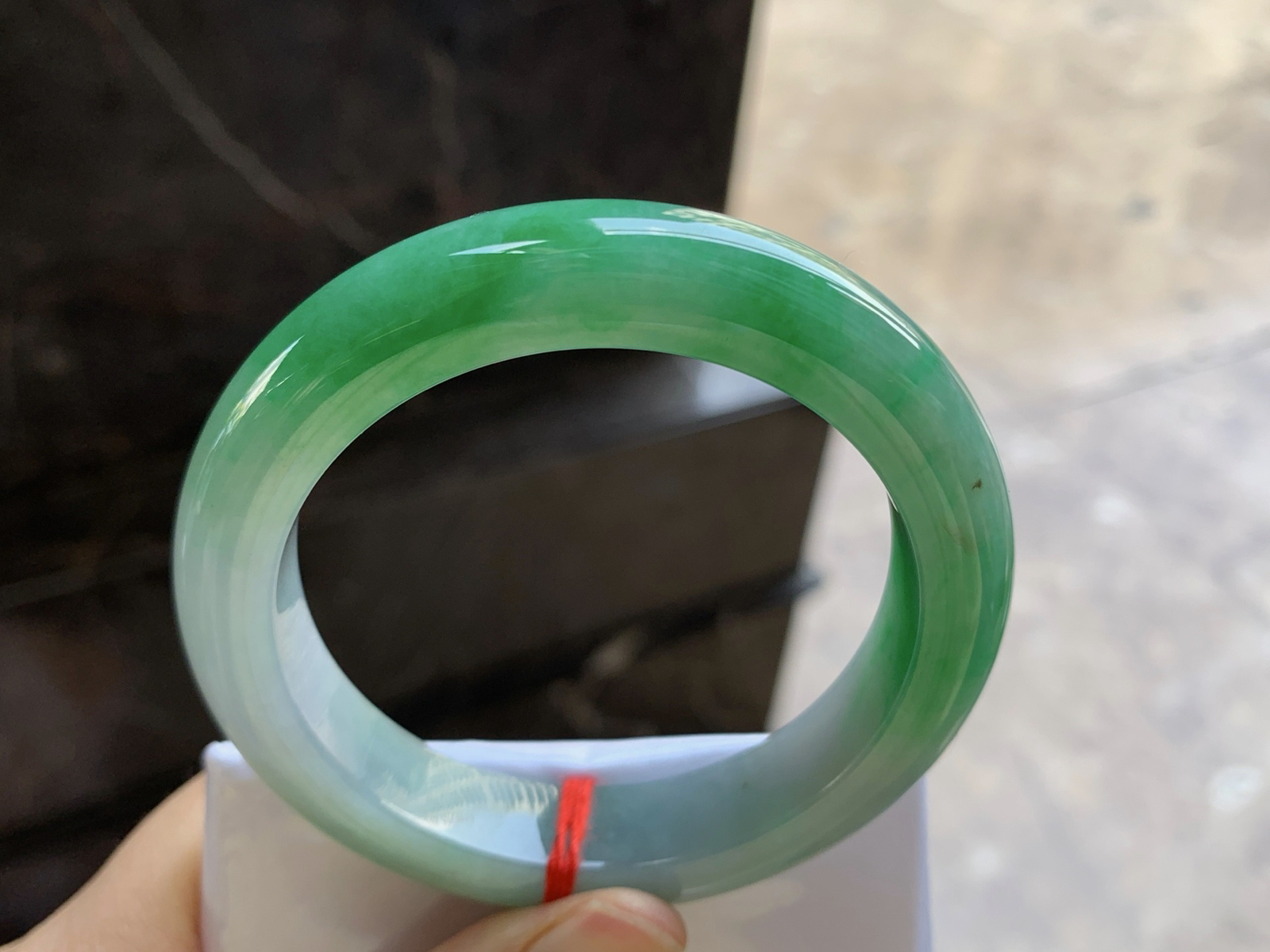 53.5-12.2-9.2

浓绿色手镯^_^鲜艳 玉质温润