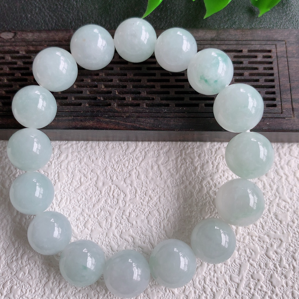 冰润翡翠圆珠手串，水水润润，珠圆玉润，颜色鲜艳，妙明清净，清秀高雅，佩戴效果优雅迷人！性价比超值 W