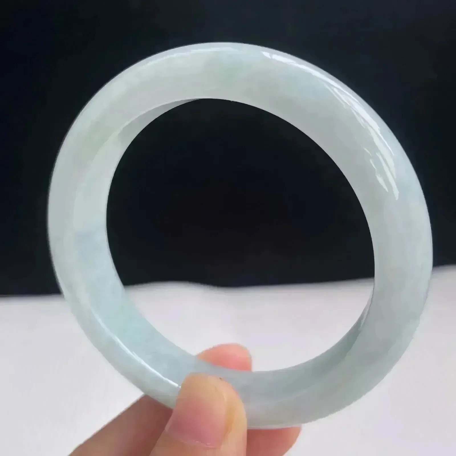 55mm自然光拍摄天然翡翠浅绿秀气好种水正圈手镯57.55 克