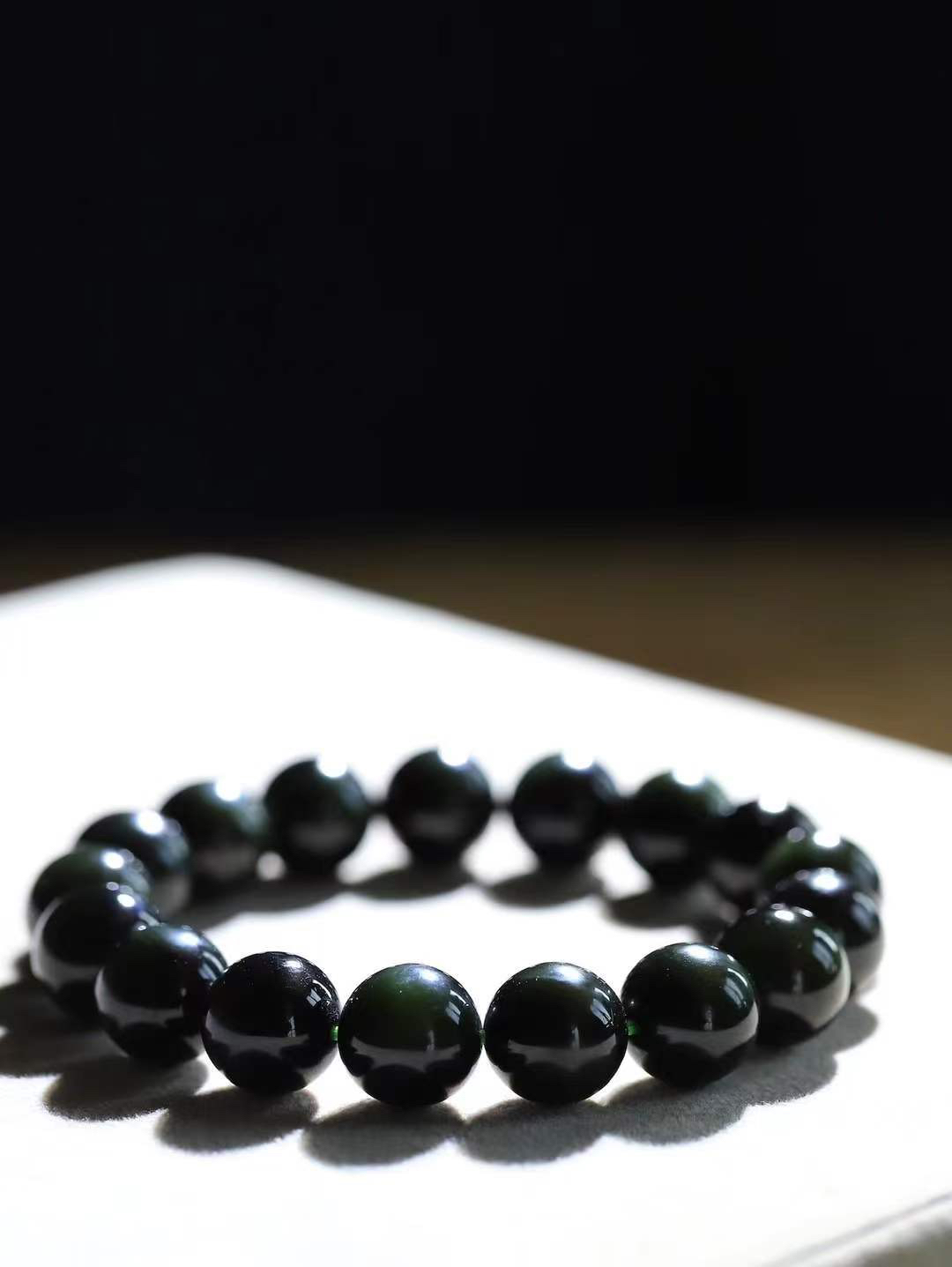 【珠圆玉润.手串】

精品和田玉黑碧玉珠圆玉润手串 玉质温润细腻  整串打磨圆润，佩戴舒适。珠珠落玉盘，间关莺语花底滑，一生美好时光，无论身在何处，都有它相伴相守。事事顺遂，幸福美满，吉祥如意。重46.5克 尺寸取一12mm FDL-16302200