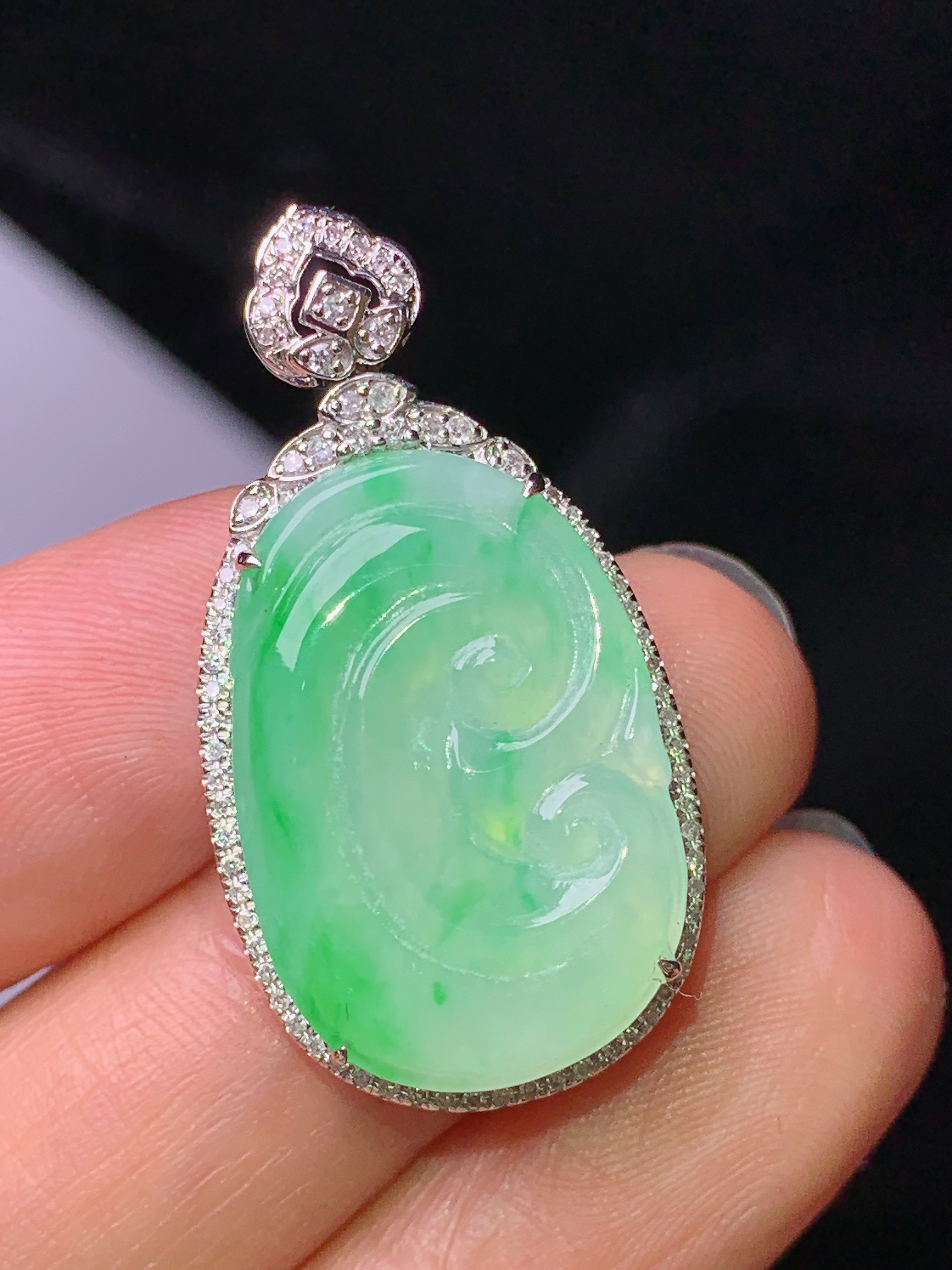 18k金钻镶嵌飘绿如意吊坠 玉质细腻 色泽艳丽清新 水润亮眼 整体尺寸32.6*17.3*6.8f3