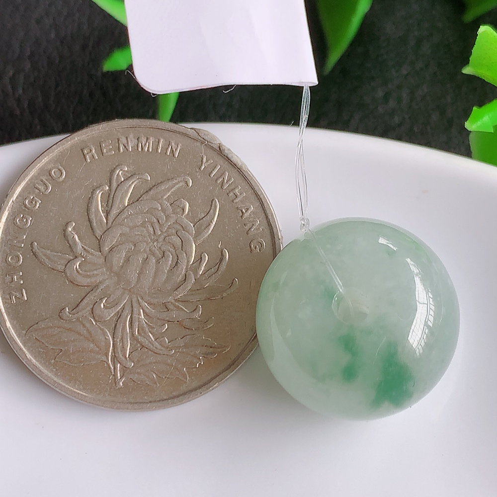 冰润飘花路路通翡翠吊坠  款式新颖时尚，日常百搭的款。满满的份量感  清秀高雅，上身效果优雅迷人！性价比超值  W49.21  尺寸：16.2-12.5mm