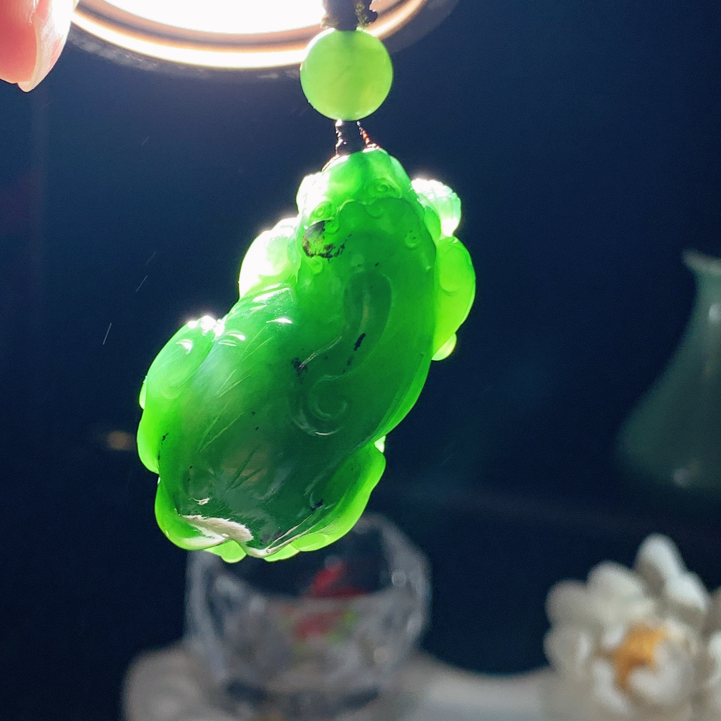 和田玉阳绿俄罗斯碧玉招财进宝貔貅挂件。尺寸42/24/19重32克 玉质细腻油润。手推出油。品相大气 lt260321