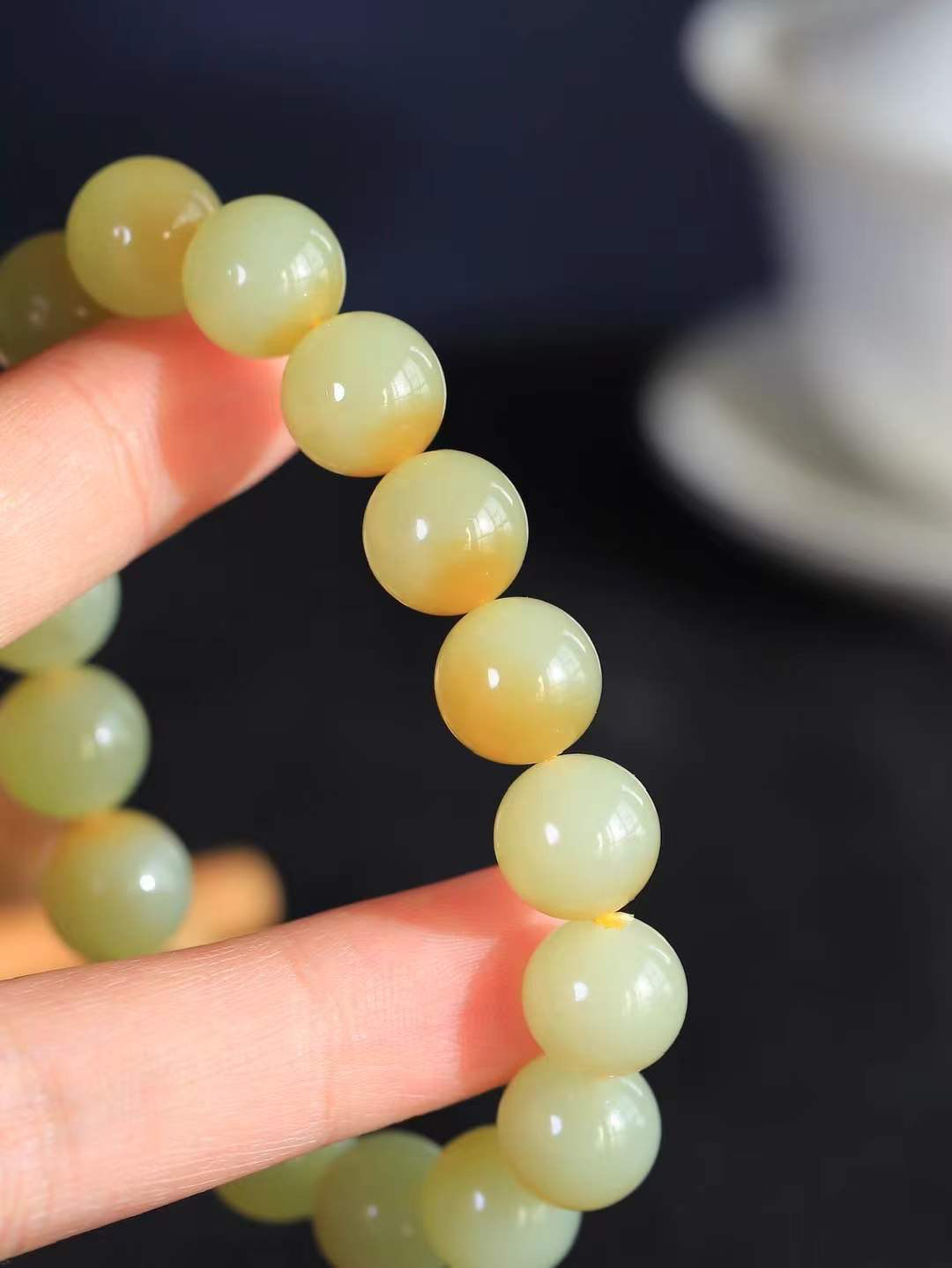 【珠圆玉润.手串】

精品️和田玉糖白玉珠圆玉润手串 玉质温润细腻  整串打磨圆润，佩戴舒适。珠珠落玉盘，间关莺语花底滑，一生美好时光，无论身在何处，都有它相伴相守。事事顺遂，幸福美满，吉祥如意。重45.6克 尺寸取一12mm FDT-16352213