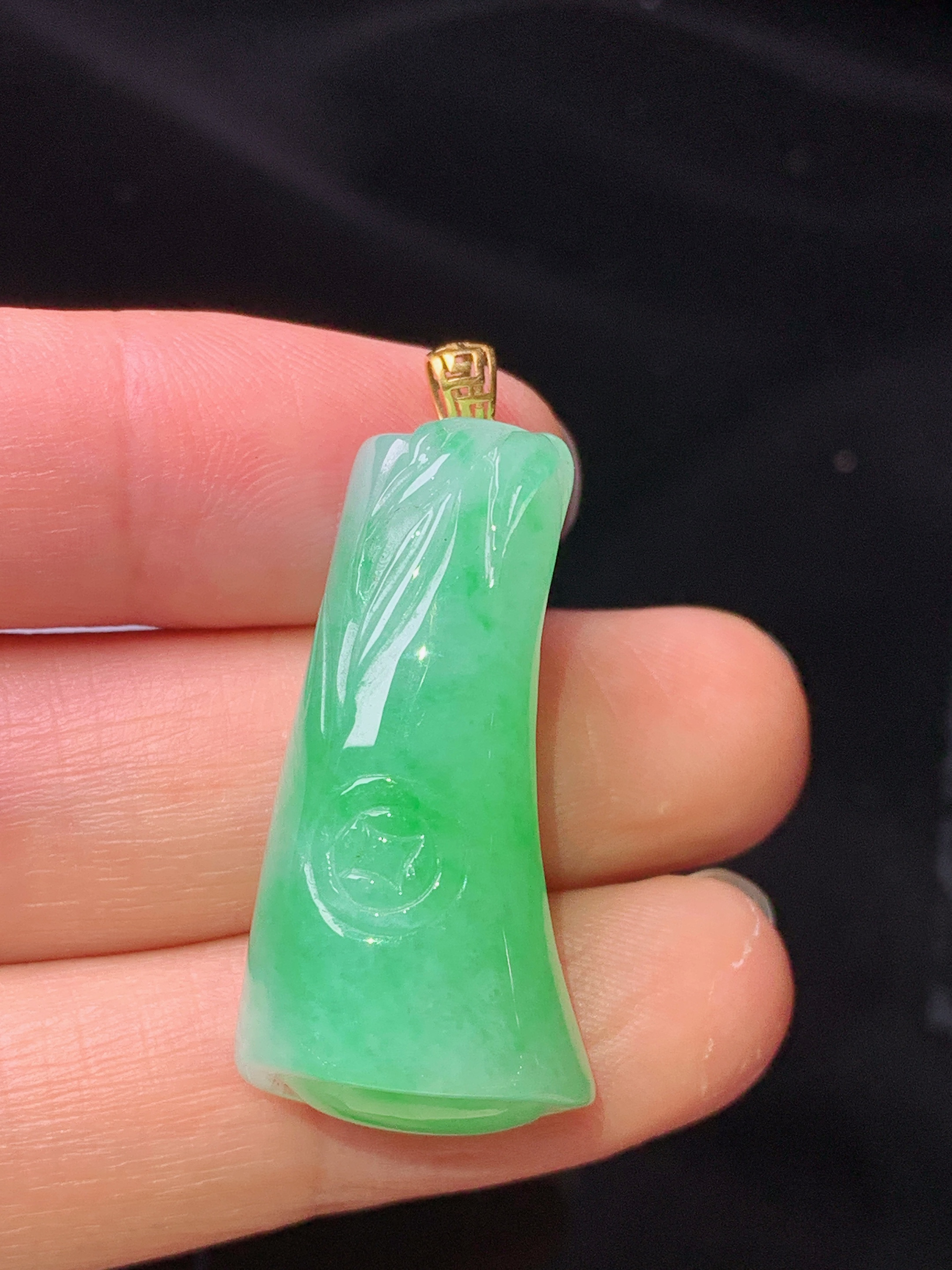 18k金镶嵌翠绿竹节吊坠 玉质细腻 色泽艳丽清新 水润亮眼 整体尺寸31.5*16*10.8m1