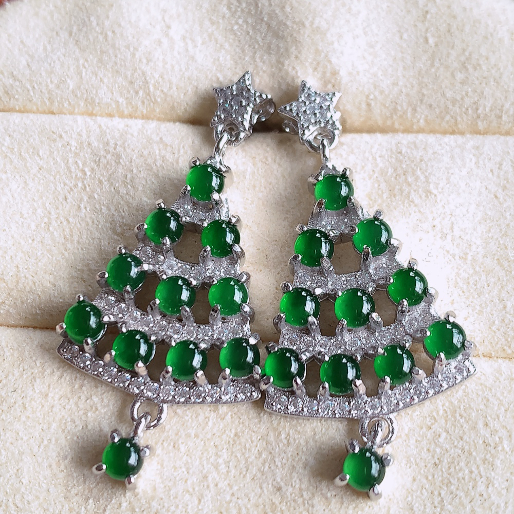 冰满绿翡翠925银镶嵌耳坠，自然光实拍，翠色灵动，颜色漂亮，种老水足，品相佳，佩戴佳品！W815.21  取一整体尺寸：32.8-16-4mm  裸石尺寸：3mm