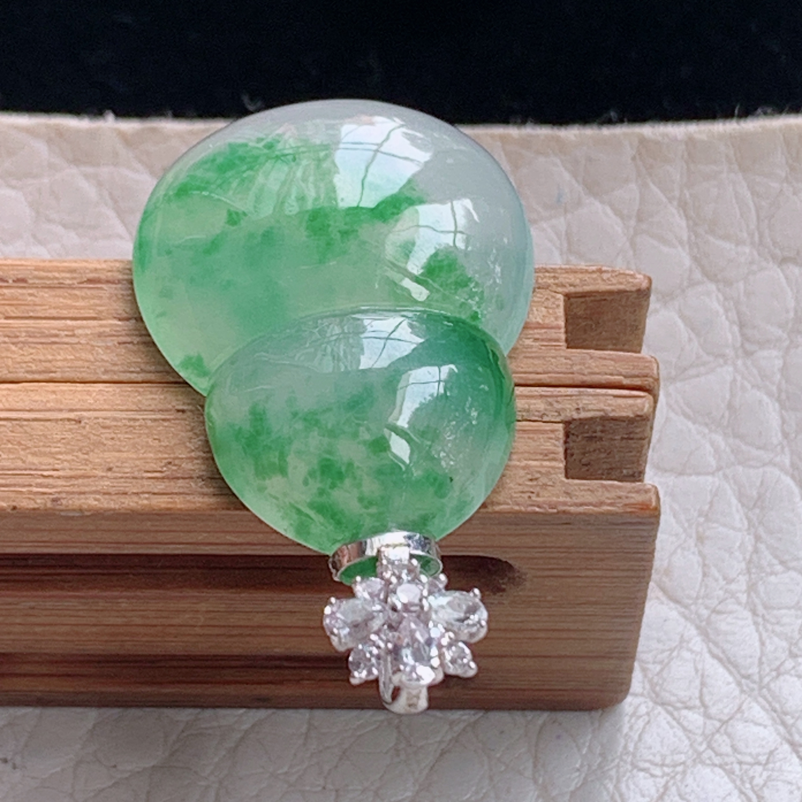 zz3实拍连金30*17.5*5缅甸翡翠高冰飘绿花葫芦吊坠 镶金扣福禄锁骨坠