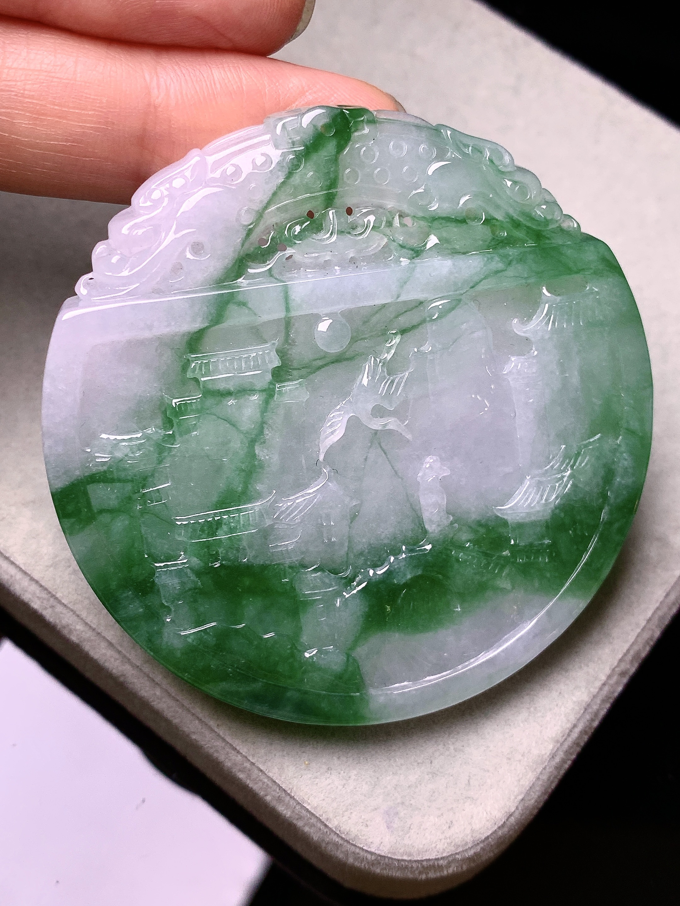 飘绿山水牌子吊坠 玉质细腻 色泽艳丽清新 水润亮眼 整体尺寸54.2*5c1