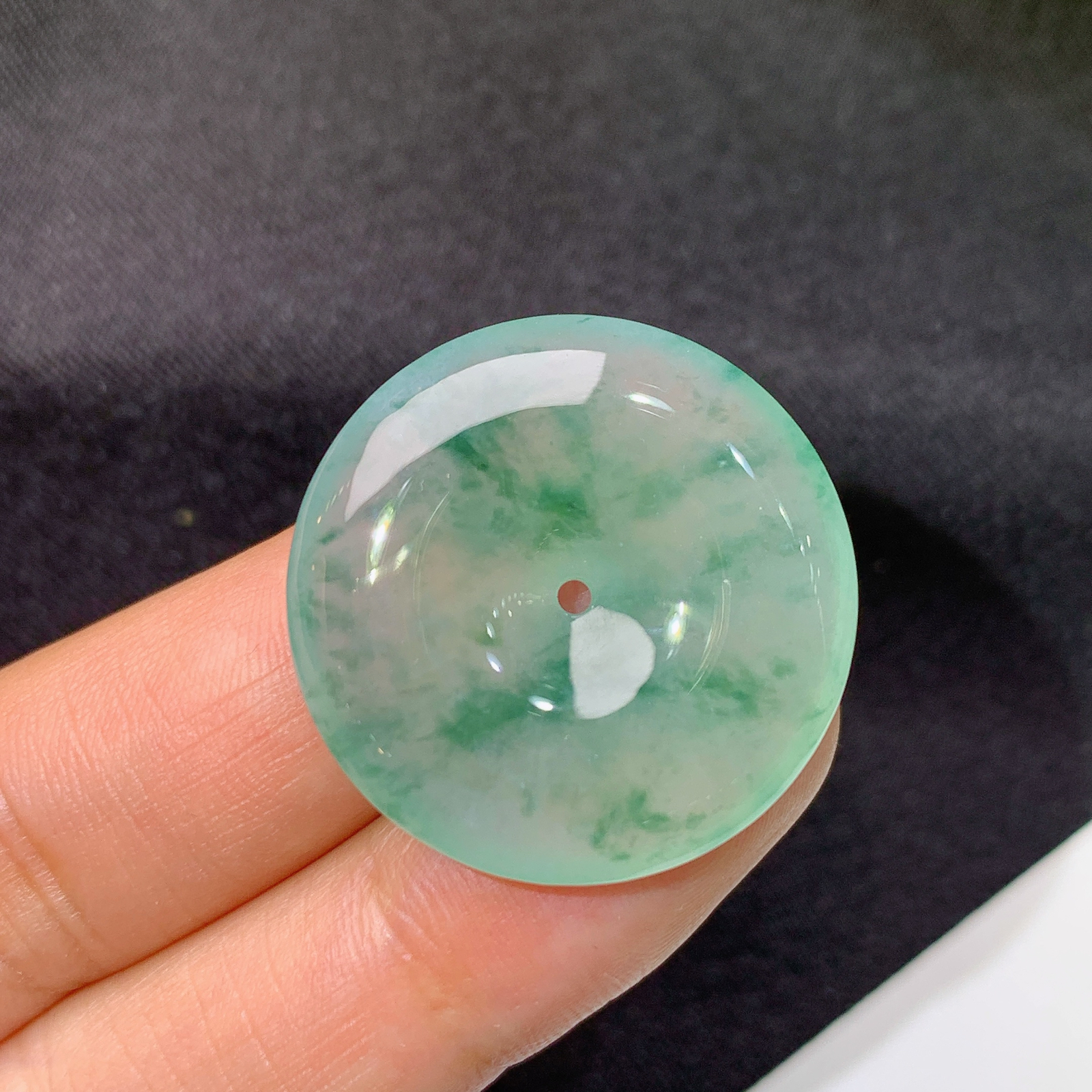 冰飘绿平安扣，冰冰润润，玉质细腻，种水足，X1尺寸26.1*5.6