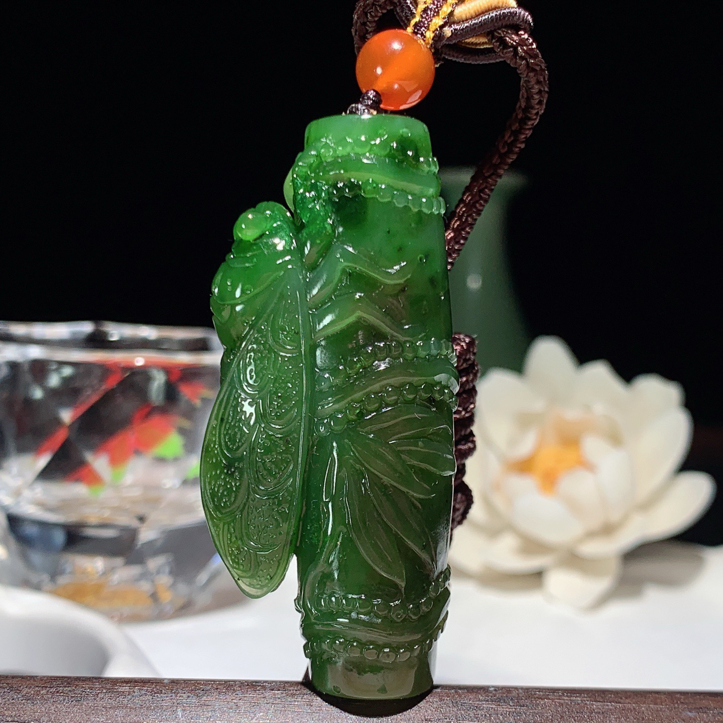 和田玉阳绿俄罗斯碧玉一鸣惊人节节高升挂件。尺寸58/26/15重44克 玉质细腻油润。手推出油。品相大气 lt260321