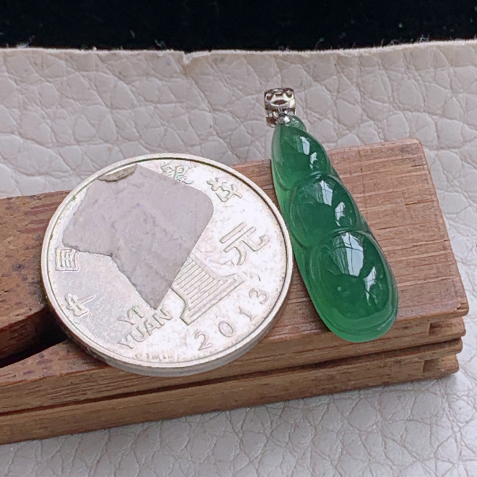 zz3实拍26.6*8.5*5.7缅甸翡翠冰油绿小福豆吊坠四季豆镶金锁骨坠