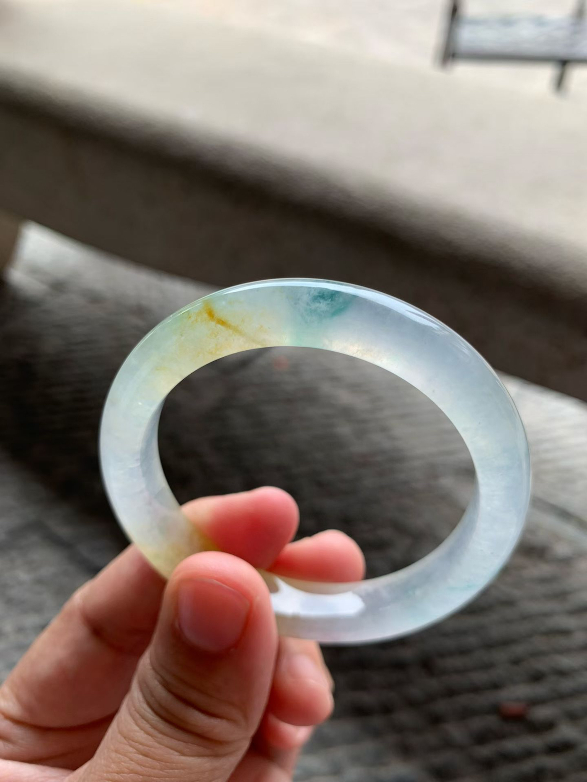 老坑蜜糖黄翡飘花正圈手镯尺寸50.5*10*8 老坑种水，冰透十足，清润水灵，起光起胶，颜色浓郁，花色清新，清冷又贵气！