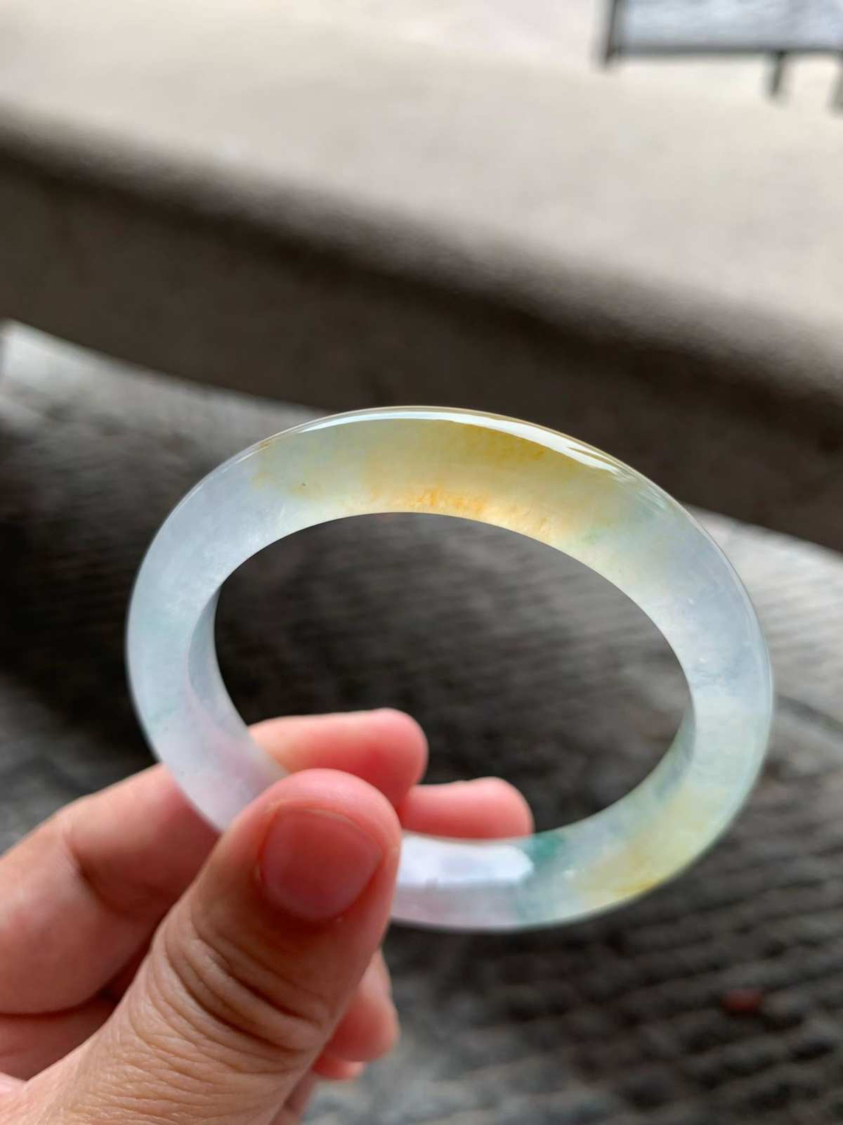 老坑蜜糖黄翡飘花正圈手镯尺寸50.5*10*8 老坑种水，冰透十足，清润水灵，起光起胶，颜色浓郁，花色清新，清冷又贵气！