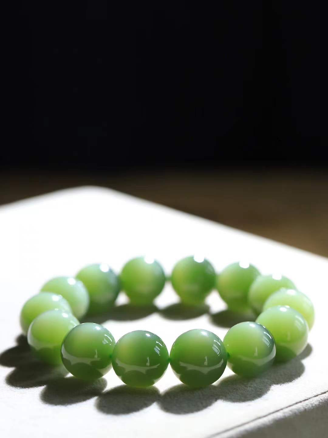 【珠圆玉润.手串】

精品和田玉碧玉猫眼珠圆玉润手串 玉质温润细腻  整串打磨圆润，佩戴舒适。珠珠落玉盘，间关莺语花底滑，一生美好时光，无论身在何处，都有它相伴相守。事事顺遂，幸福美满，吉祥如意。重72.5克 尺寸取一15mm FDL-16302200