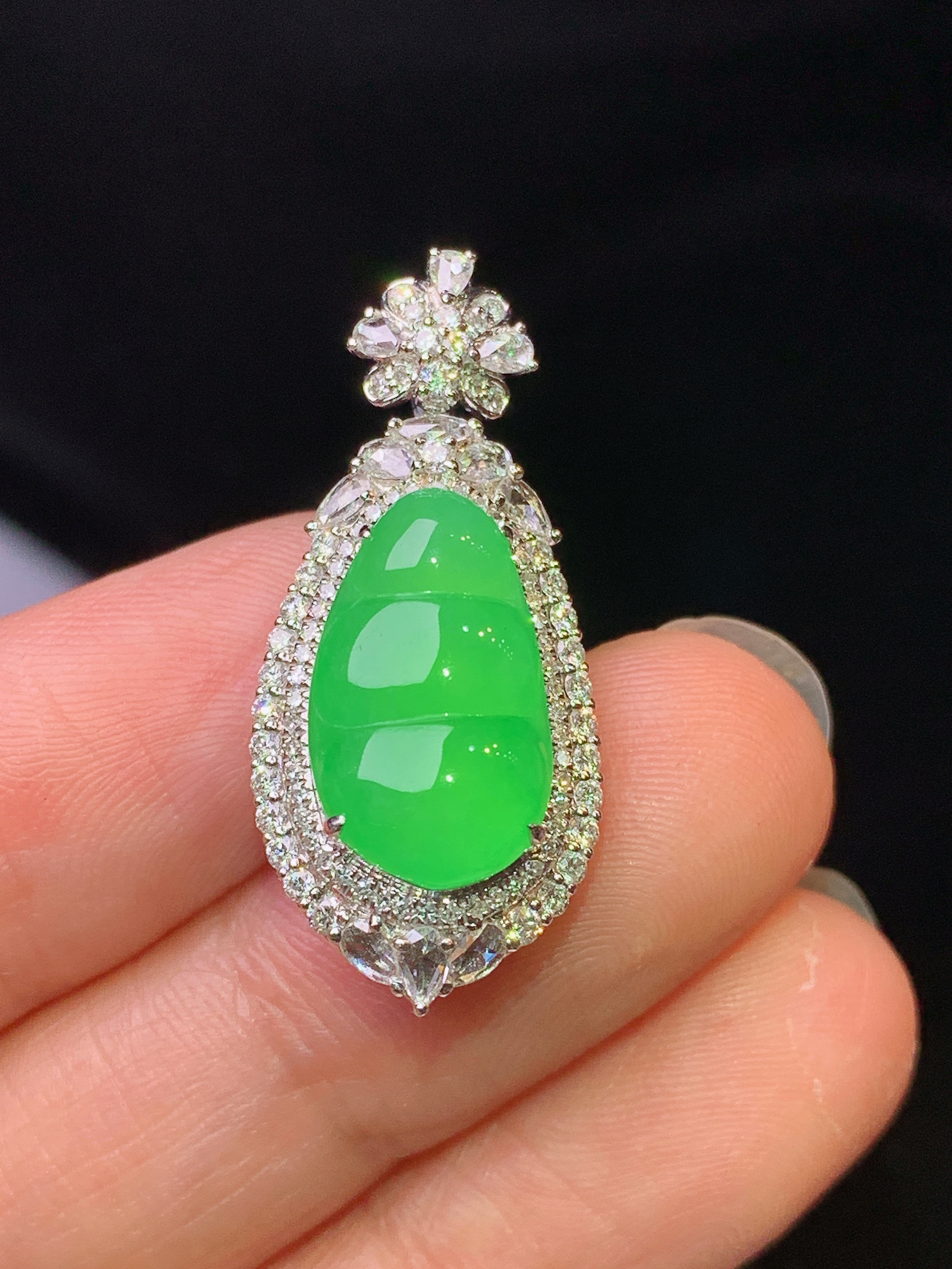 18k金钻镶嵌翠绿四季豆吊坠 玉质细腻 色泽艳丽清新 水润亮眼 整体尺寸29.3*13*10.5z1