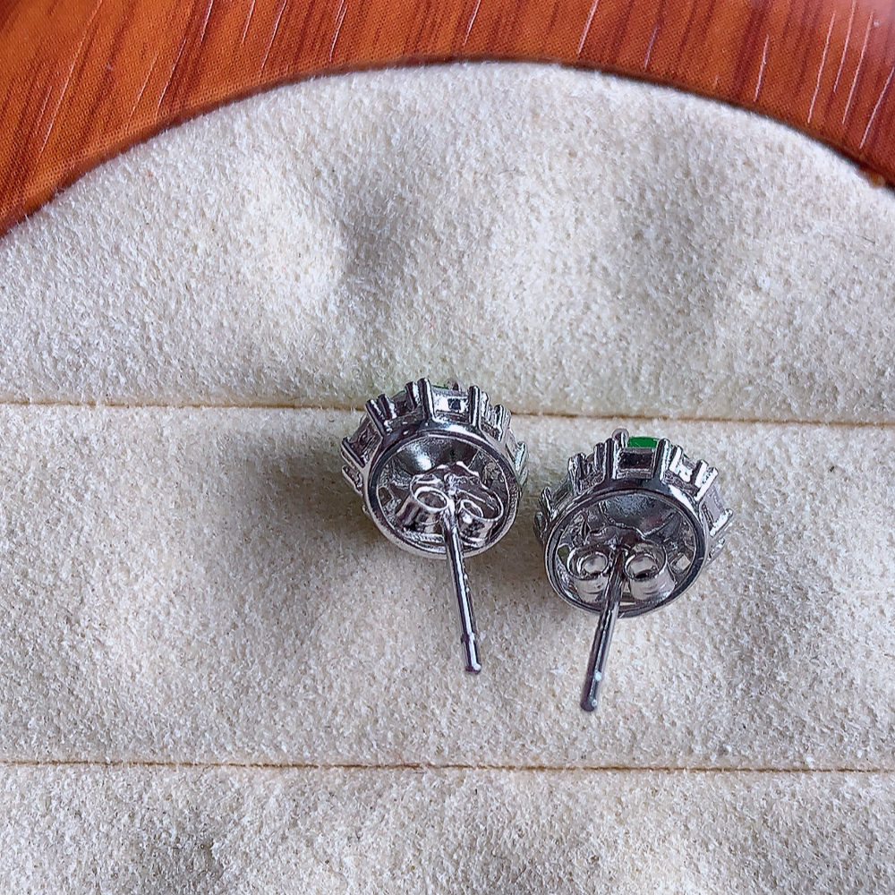 冰满绿翡翠925银镶嵌耳钉，自然光实拍，翠色灵动，颜色漂亮，种老水足，品相佳，佩戴佳品！W502.21  取一整体尺寸：10.5-8.6-6.2mm  裸石尺寸：6.8-5mm