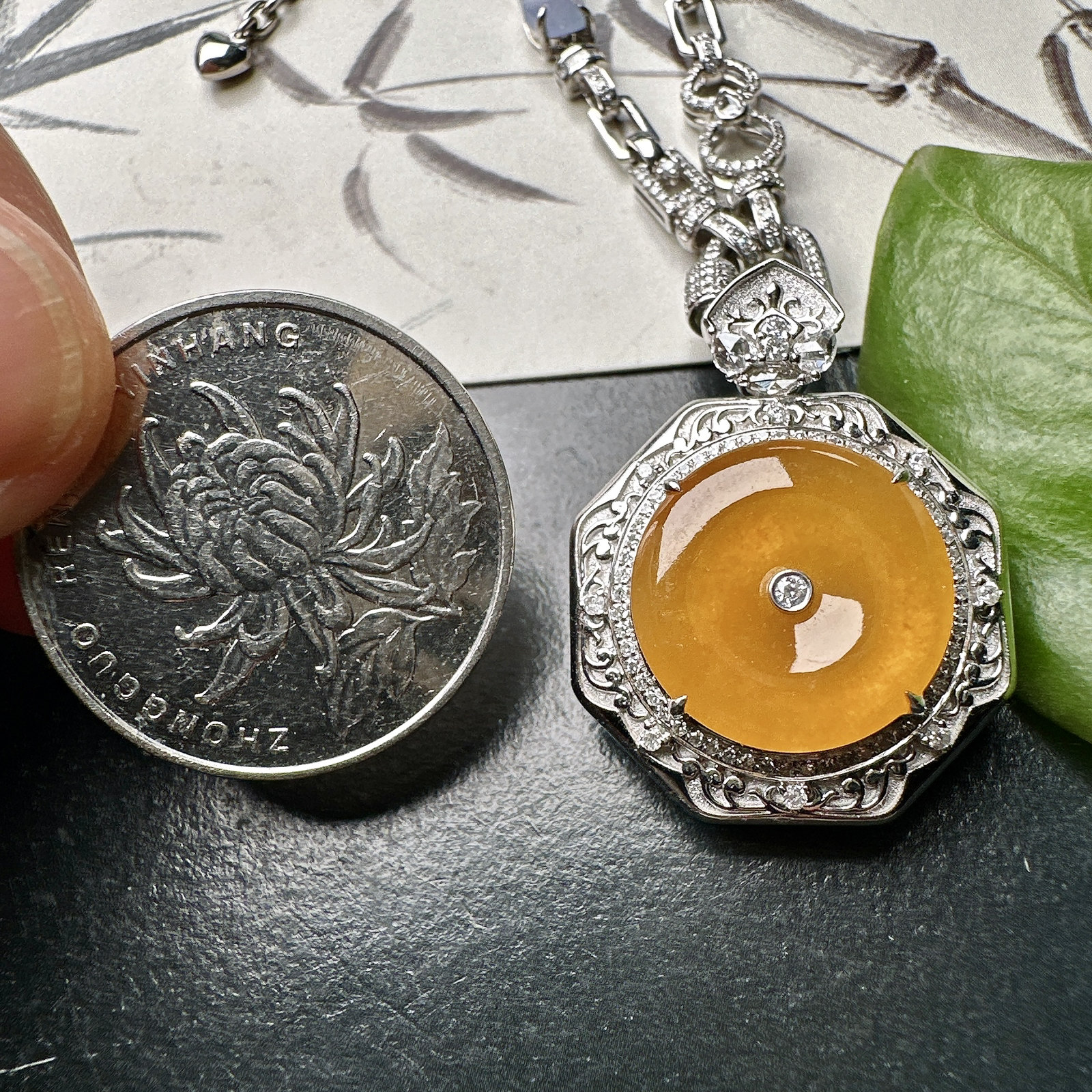 【冰种黄翡平安扣吊坠】质地非常细腻，冰润十足，种老冰透，18k金钻镶嵌，裸石尺寸15*3毫米，收藏品质