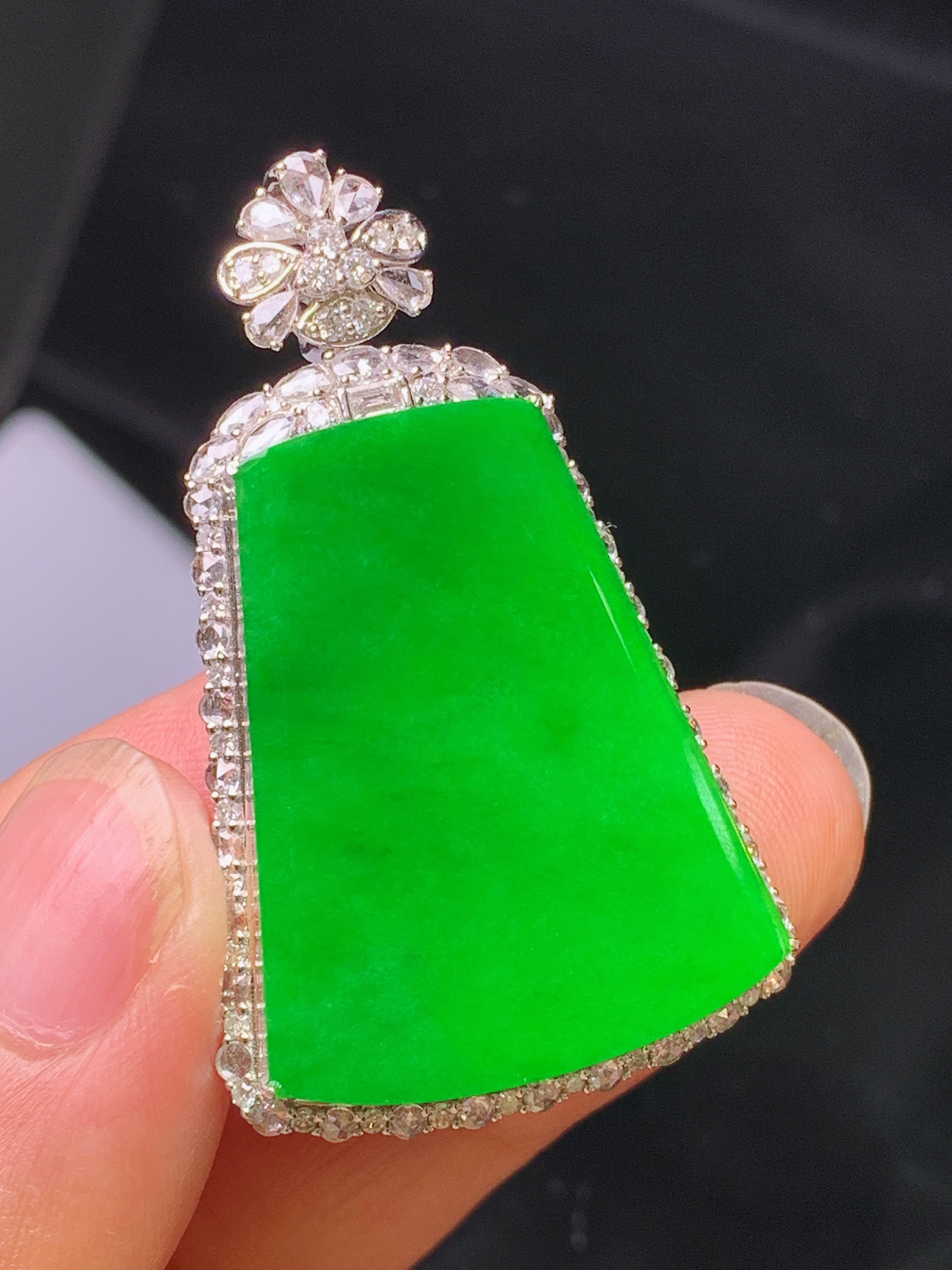 18k金钻镶嵌满绿无事牌吊坠 玉质细腻 色泽艳丽清新 水润亮眼 整体尺寸43.2*26.2*9.6f2