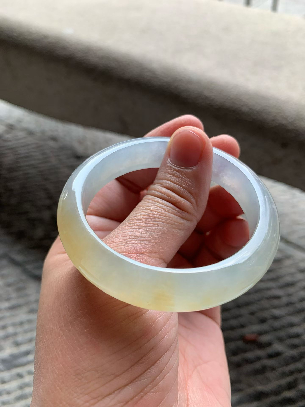 老坑蜜糖黄翡正圈手镯尺寸54*12.5*8 老坑种水，清透冰润，胶感十足，色泽温润柔和，上手贵气百搭！