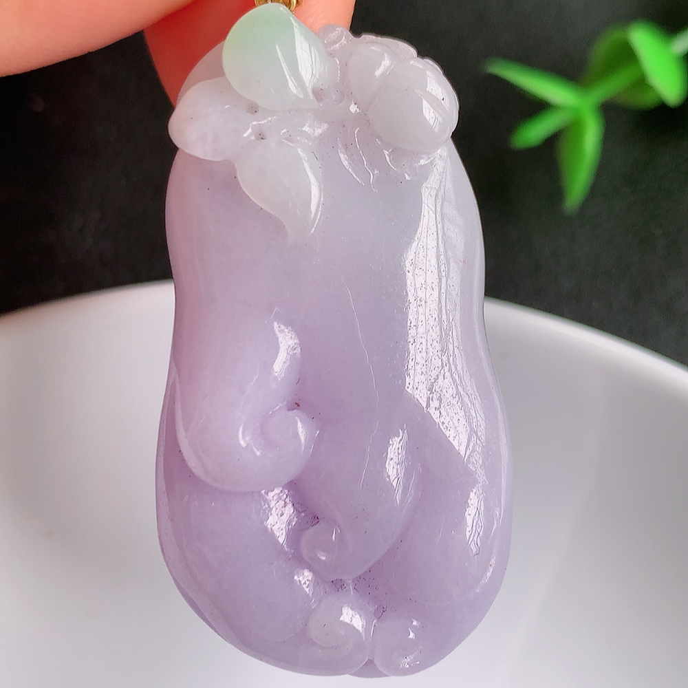 18k金扣自然光实拍，老坑紫罗兰人参如意吊坠，玉质细腻起胶，立体雕工精湛，色泽鲜艳，种老水足，饱满厚装，佩戴大气上档次！W142.21  尺寸：41.5-22.8-11.5mm