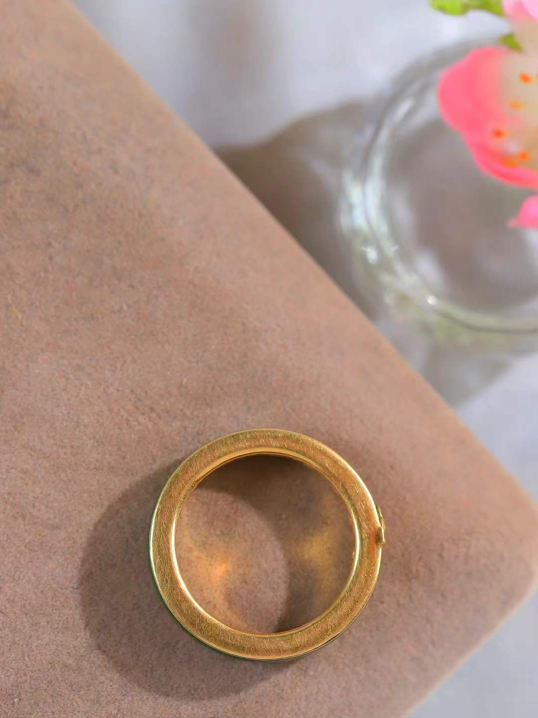 【金镶玉.戒指】

精品和田玉碧玉18k金镶嵌戒指 玉质细腻温润 油性十足 ，不论时光如何流转变化，这枚戒指始终闪耀着最初的光芒。精工镶嵌18K金 （保真金 可检测贵金属18K金） 重6.4克 尺寸19.8-5.7-3.3mm 78362255A