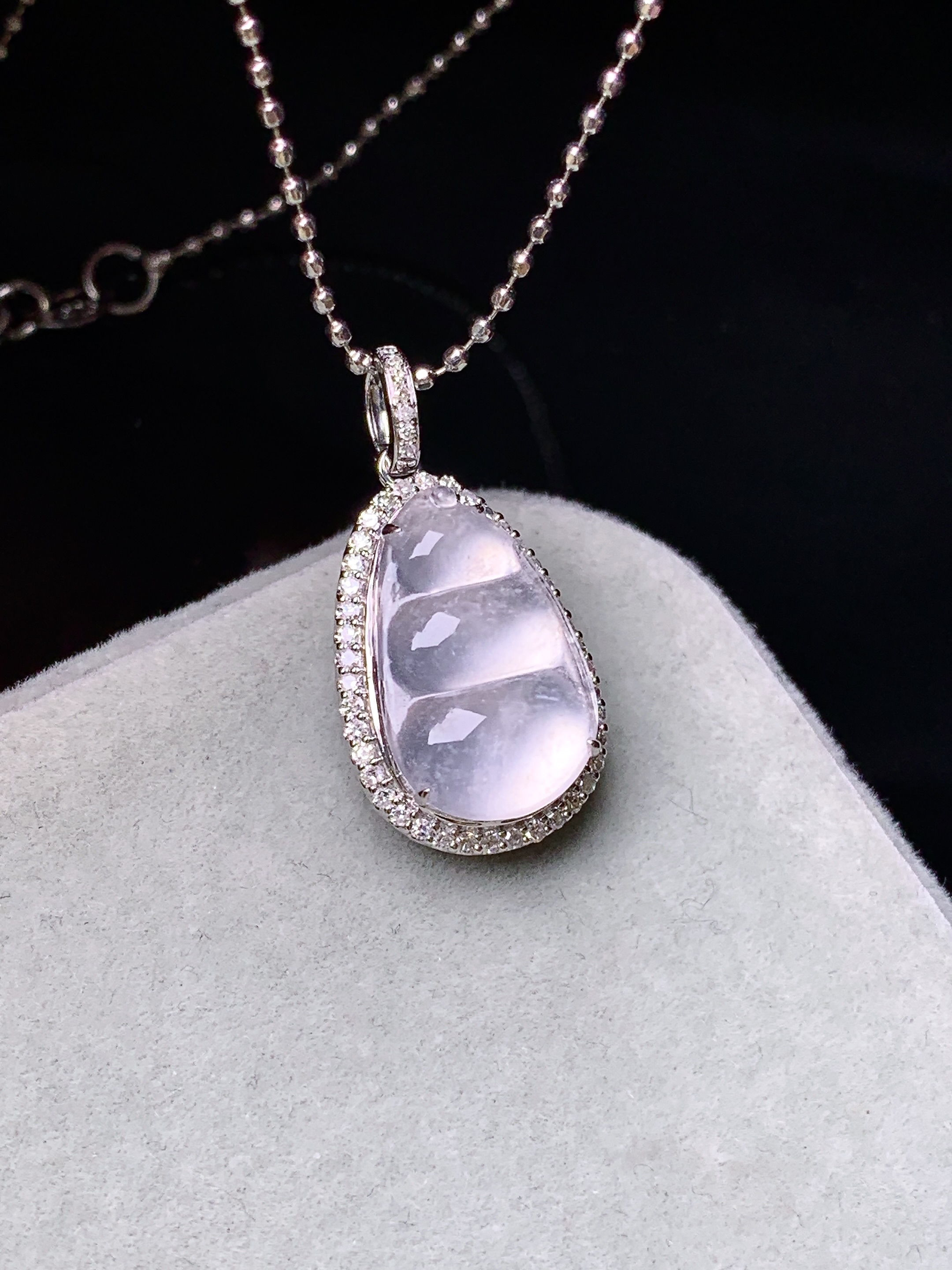 18k金钻镶嵌冰种四季豆吊坠 玉质细腻 色泽艳丽清新 水润亮眼 整体尺寸23*11.8*7.5f2