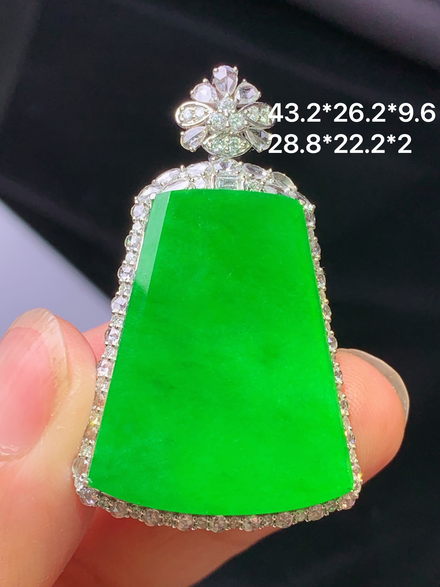 18k金钻镶嵌满绿无事牌吊坠 玉质细腻 色泽艳丽清新 水润亮眼 整体尺寸43.2*26.2*9.6f2