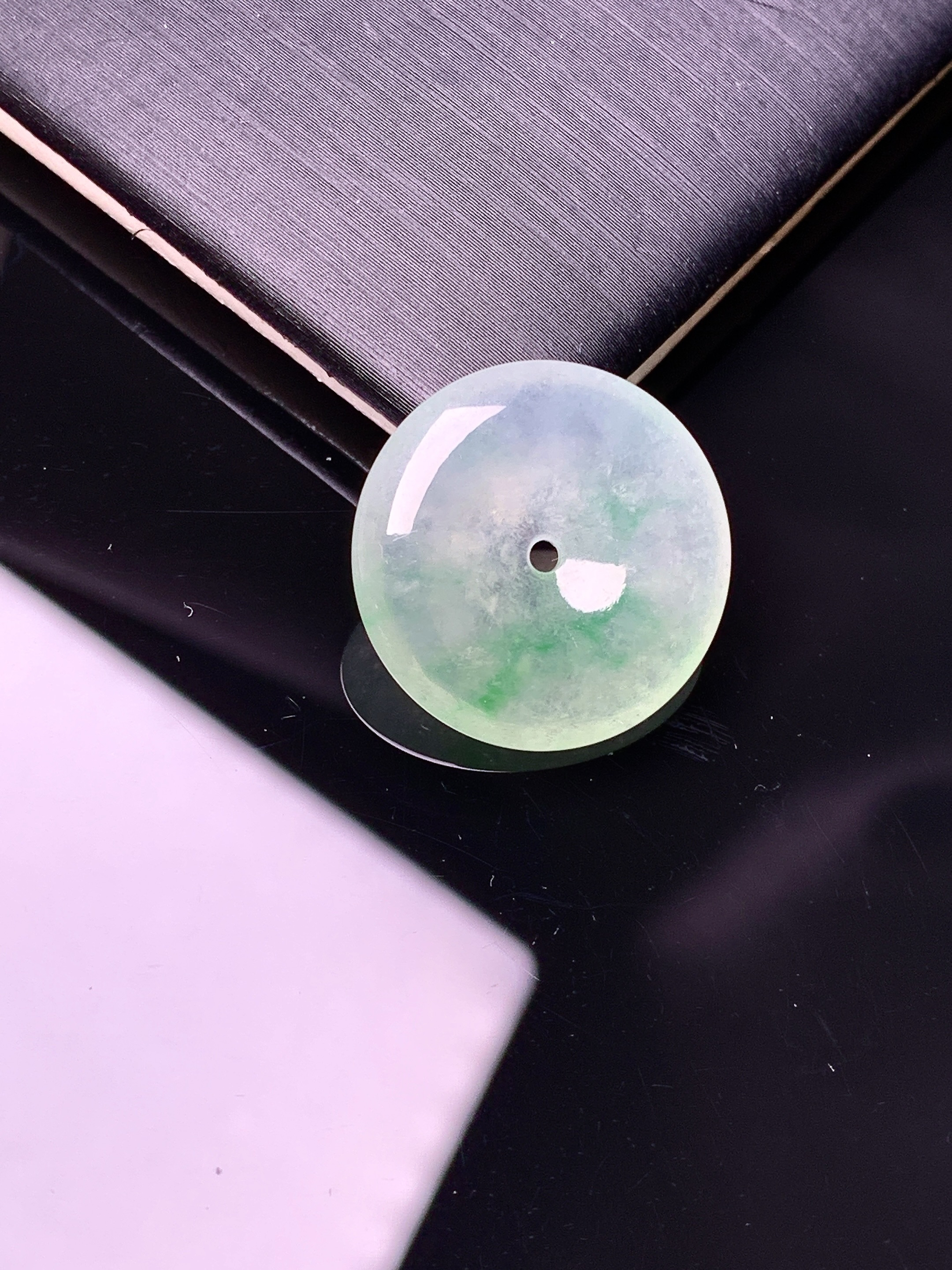 冰种飘绿平安扣吊坠 玉质细腻 色泽艳丽清新 水润亮眼 整体尺寸19.2*4c1