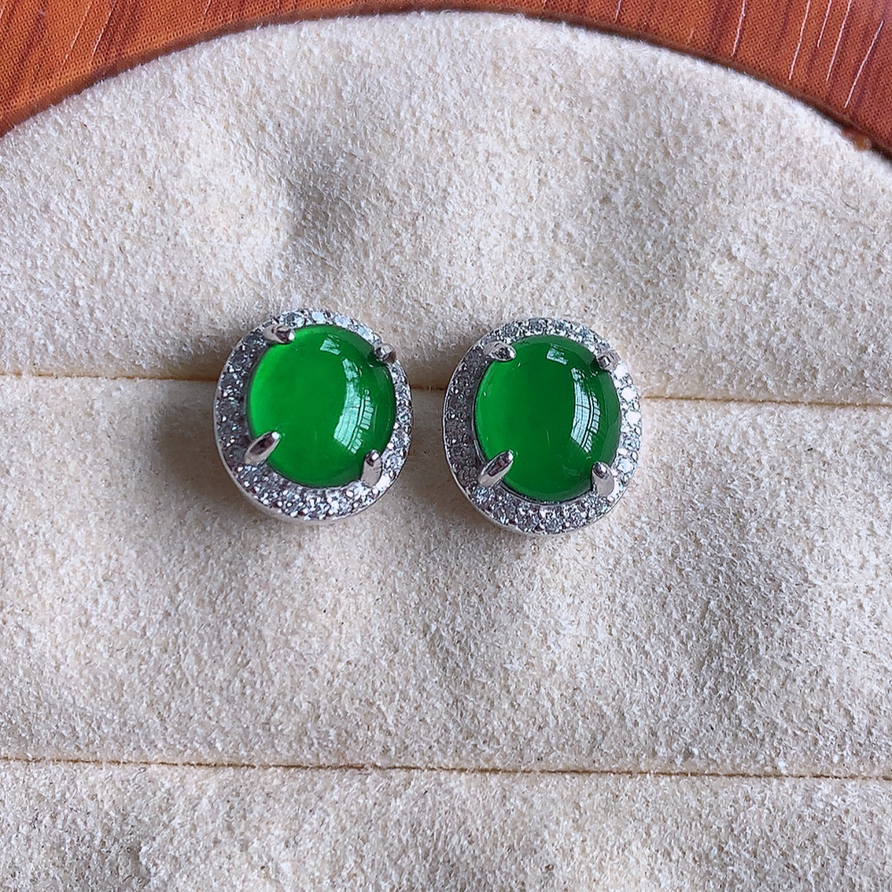 冰满绿翡翠925银镶嵌耳钉，自然光实拍，翠色灵动，颜色漂亮，种老水足，品相佳，佩戴佳品！W502.2
