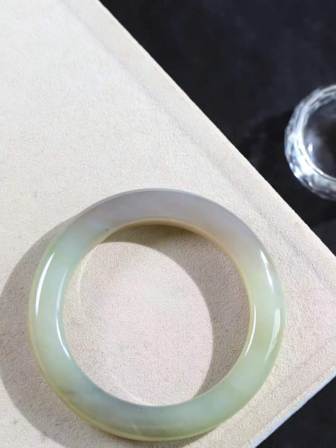 【情有独钟.手镯】

精品和田玉三色手镯 玉质温润细腻 油性十足 手感舒适，高华雅逸，线条流畅，简约大气，美自天成，素雅高贵。佩戴于腕间，婉约之美，举手投足间透出那低调奢华。重60.5克 内径56mm 尺寸11.3-10.8mm   FDL-79302251