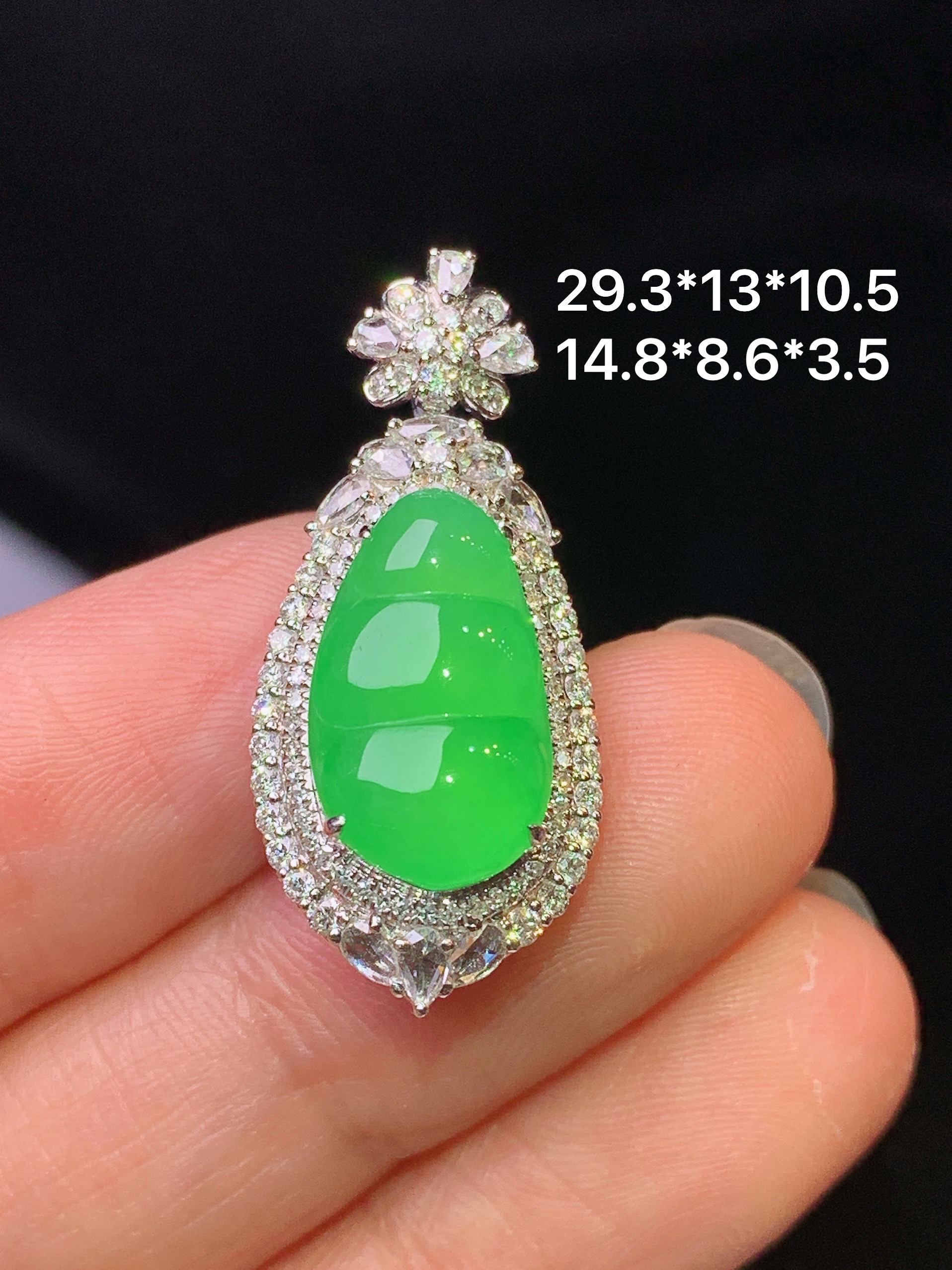 18k金钻镶嵌翠绿四季豆吊坠 玉质细腻 色泽艳丽清新 水润亮眼 整体尺寸29.3*13*10.5z1