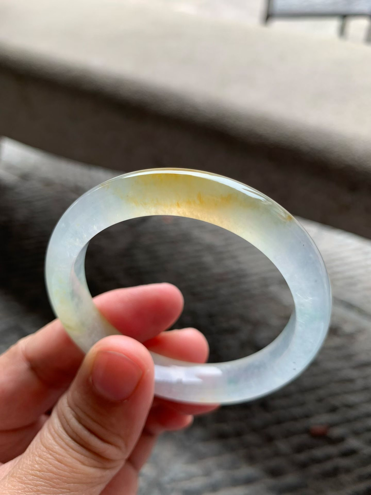 老坑蜜糖黄翡飘花正圈手镯尺寸50.5*10*8 老坑种水，冰透十足，清润水灵，起光起胶，颜色浓郁，花色清新，清冷又贵气！