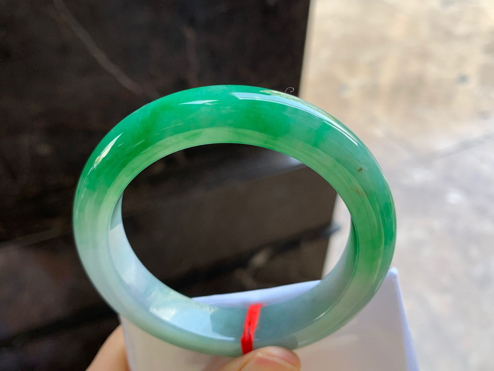 53.5-12.2-9.2

浓绿色手镯^_^鲜艳 玉质温润