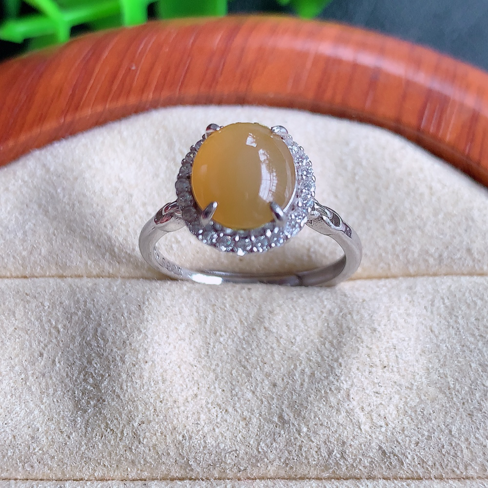 冰润黄翡精美环形翡翠戒指  玉质细腻  冰清玉润  飘花灵动  颜色漂亮  W815.21   内径尺寸：17-11.5-8mm  裸石尺寸：9-7.6mm